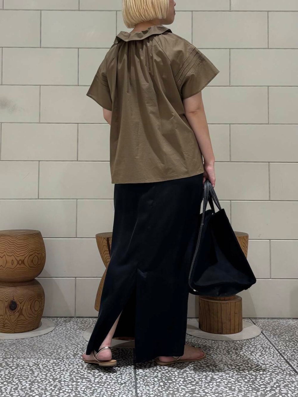 「大人カジュアル、URBANRESEARCH、サンダル、newarrival、サンダルコーデ、骨格ウェーブ、暑い、ウェーブ×ブルベ夏、シャツが主役の夏コーデ、私が選ぶセールアイテム25ss、夏ルックで気分アップ」｜「URBAN RESEARCHのキュプラサテンストレートスカート（スカート、ブラック系）」を使った、MINAMIさん（レディース・158cm）の夏コーディネートの3枚目の写真