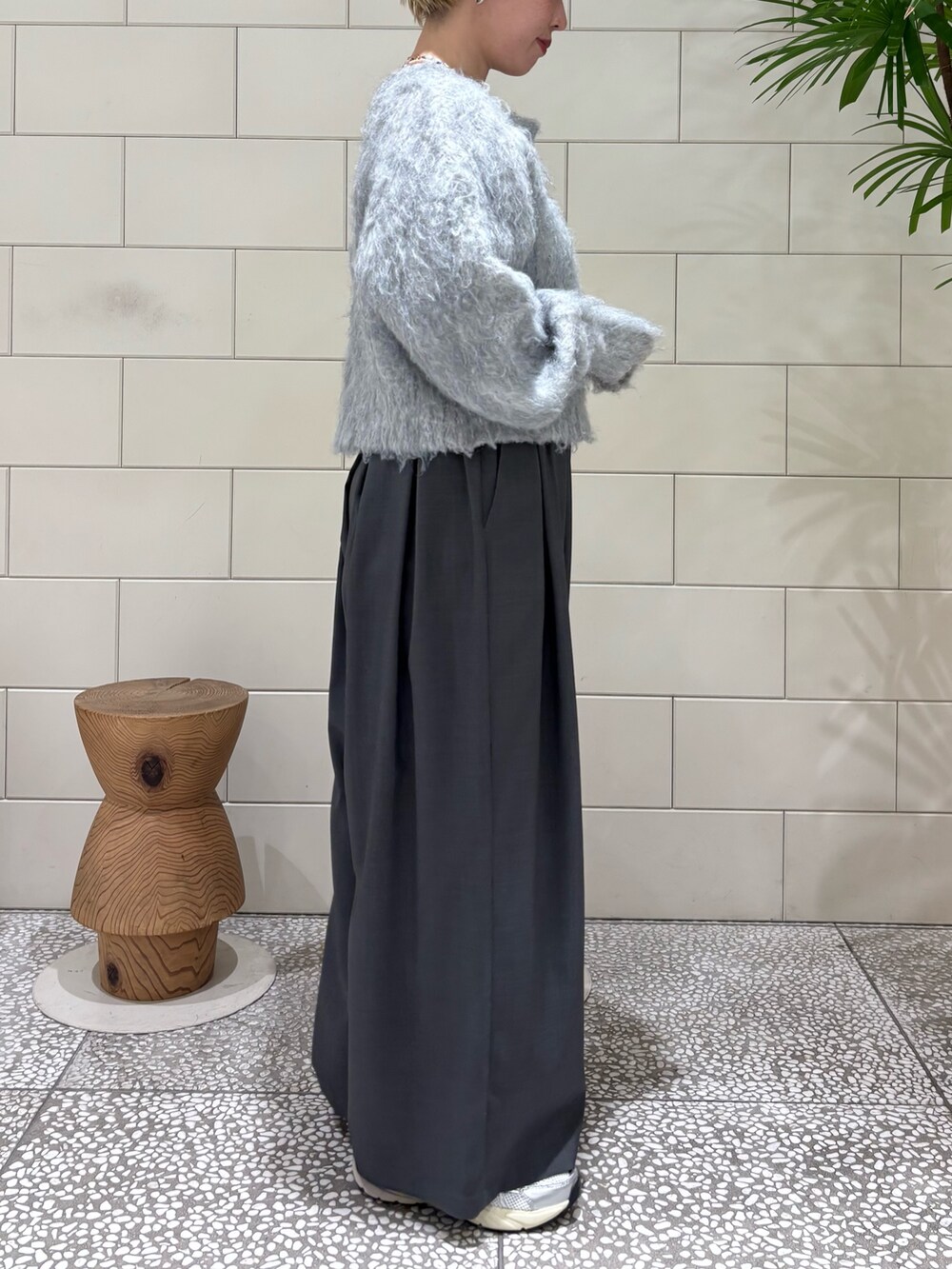 グレー系のカーディガン/ボレロ、グレー系のその他パンツ、ホワイト系のスニーカーを着用したレディースの冬コーディネートの2枚目の写真