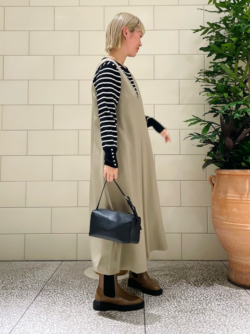「秋冬、ワンピース、ロングワンピース、ブーツ、ボーダー、パール、サイドゴアブーツ、ジャンパースカート、アクセサリー」｜「URBAN RESEARCHの『UR TECH』パイピングジャンパーワンピース（ワンピース、グリーン系）」を使った、MINAMIさん（レディース・158cm）の秋コーディネートの2枚目の写真