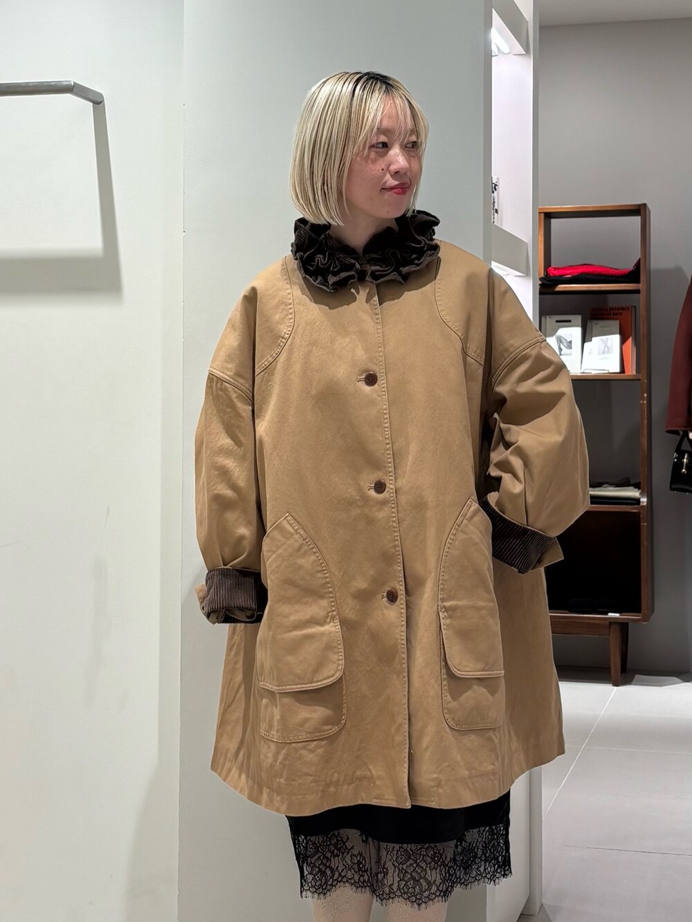 ブラウン系のその他アウターを着用したレディースの秋コーディネートの3枚目の写真