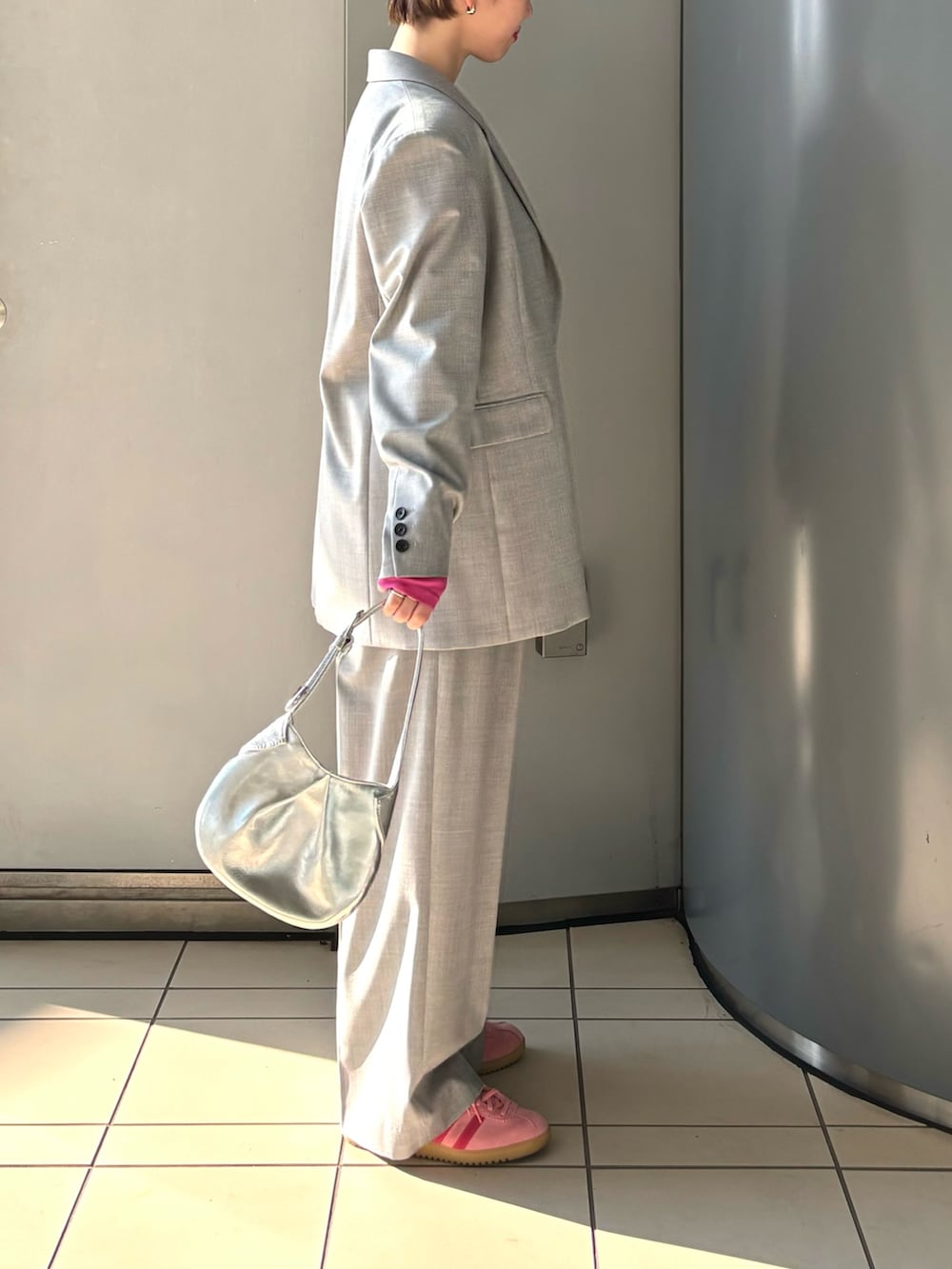 「スポーツミックス、きれいめカジュアル、休日スタイル、キャップ、秋服準備はじめました、オトナ女子」|「URBAN RESEARCHのスーパー100ウールジャケット(その他アウター、グレー系)」を使った、MINAMIさん(レディース・158cm)の夏コーディネートの2枚目の写真