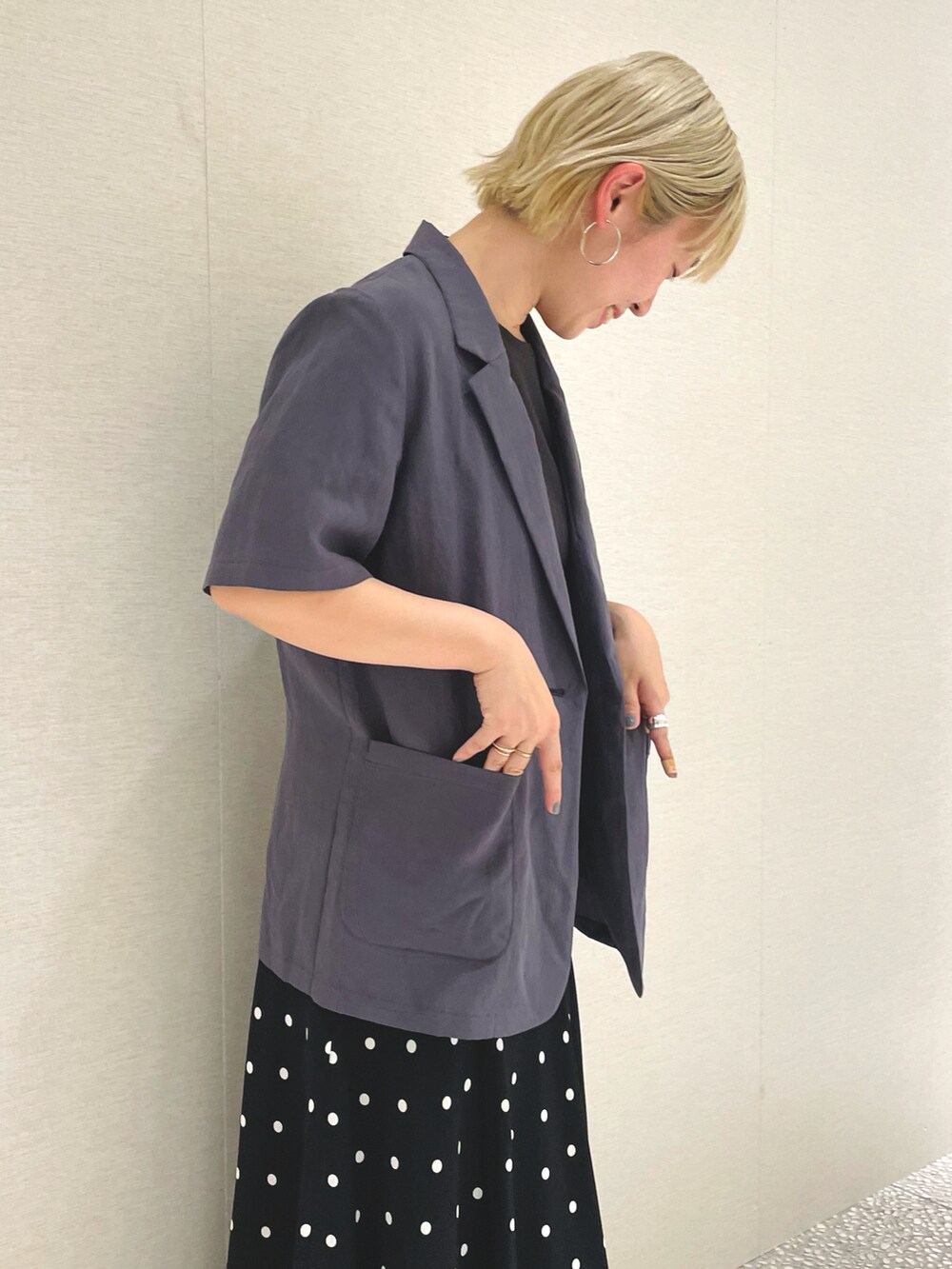 「ごきげんウィーク、休日スタイル、ラクチンコーデ、春夏コーデ、ジャケット、スカート、ドット、ロングスカート、Tシャツ」｜「MARIA BLACKのアイテム（ピアス（両耳用）、シルバー系）」を使った、MINAMIさん（レディース・158cm）の春コーディネートの3枚目の写真
