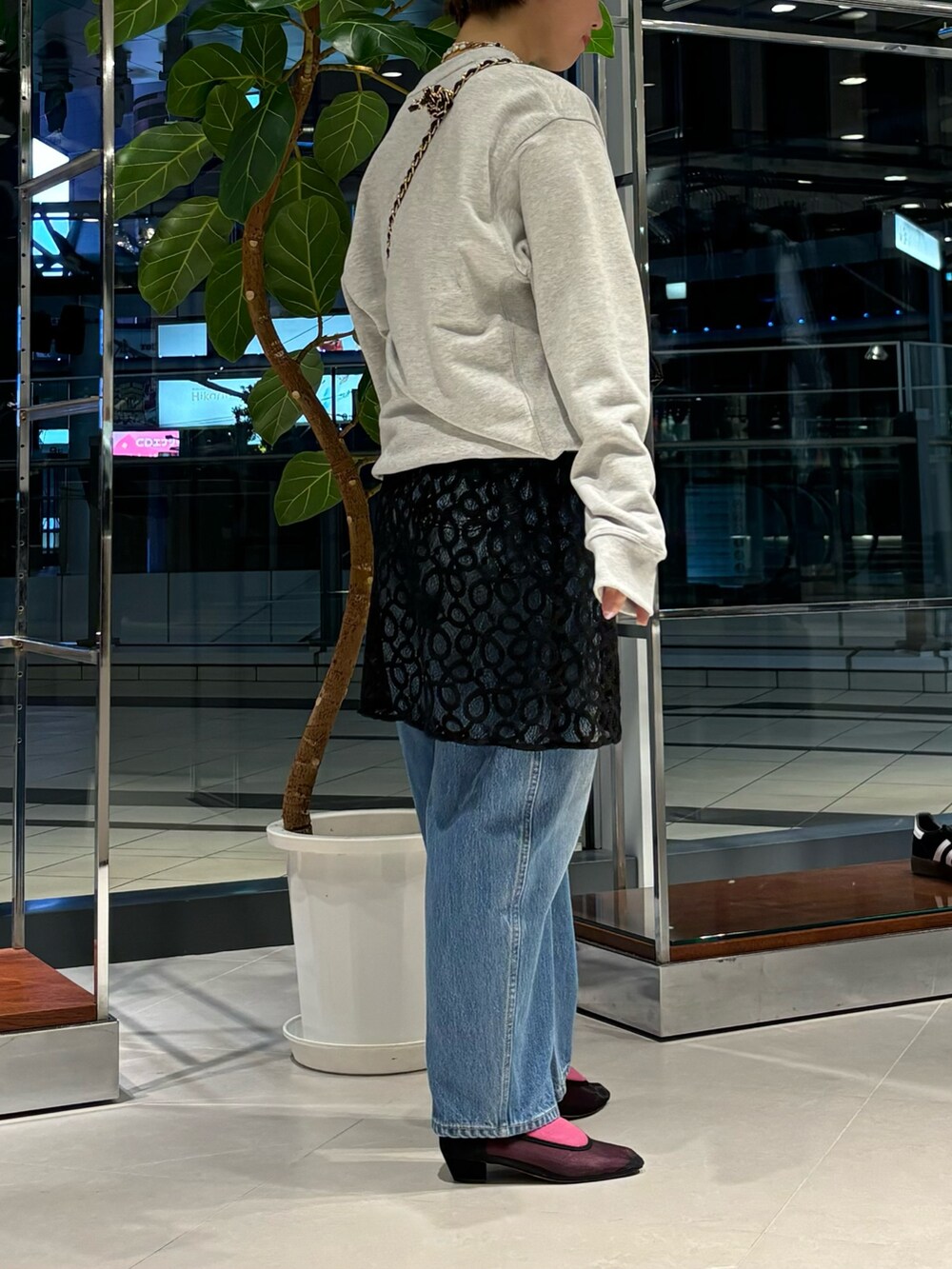 「お出かけコーデ、秋服準備はじめました、レイヤードスタイル、デートコーデ、韓国ファッション、休日スタイル」|「NEW BALANCEのNEW BALANCE リラックスド スウェットクルー(スウェット、グレー系)」を使った、MINAMIさん(レディース・158cm)の夏コーディネートの2枚目の写真