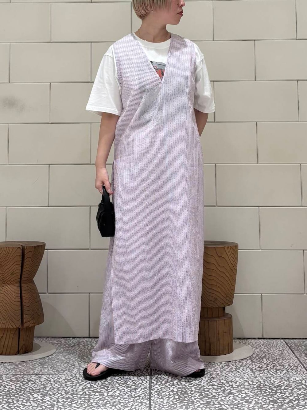 ブラック系のサンダル、ブラック系のハンドバッグ、レッド系のその他パンツを着用したレディースの春コーディネートの3枚目の写真