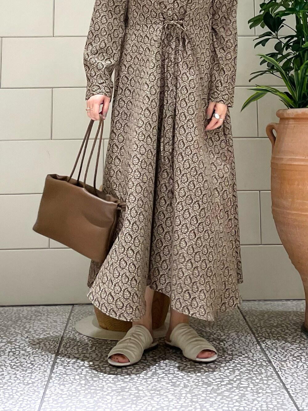 「ブラウン、ワントーンコーデ、ワンピース、ペイズリー、ミニバッグ、ロングワンピース、シンプル、はじめましてコーデ、大人カジュアル、きれいめカジュアル、ラクチンコーデ」｜「URBAN RESEARCH ROSSO WOMENのイレギュラーヘムペイズリーワンピース（ワンピース、ブラウン系）」を使った、MINAMIさん（レディース・158cm）の春コーディネートの3枚目の写真
