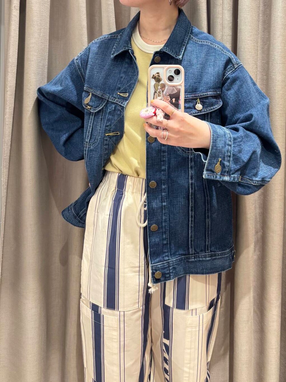 「lee、大人カジュアル、デニム、カジュアル、URBANRESEARCH、春コーデ、newarrival、休日スタイル、骨格ウェーブ、春カラーコーデ、ウェーブ×ブルベ夏、ここでしか手に入らない別注アイテム、私のイチ推しブランド、過ごしやすい」｜「URBAN RESEARCHのdecor『デコール』　Heartchain Necklace（ネックレス、シルバー系）」を使った、MINAMIさん（レディース・158cm）の春コーディネートの4枚目の写真