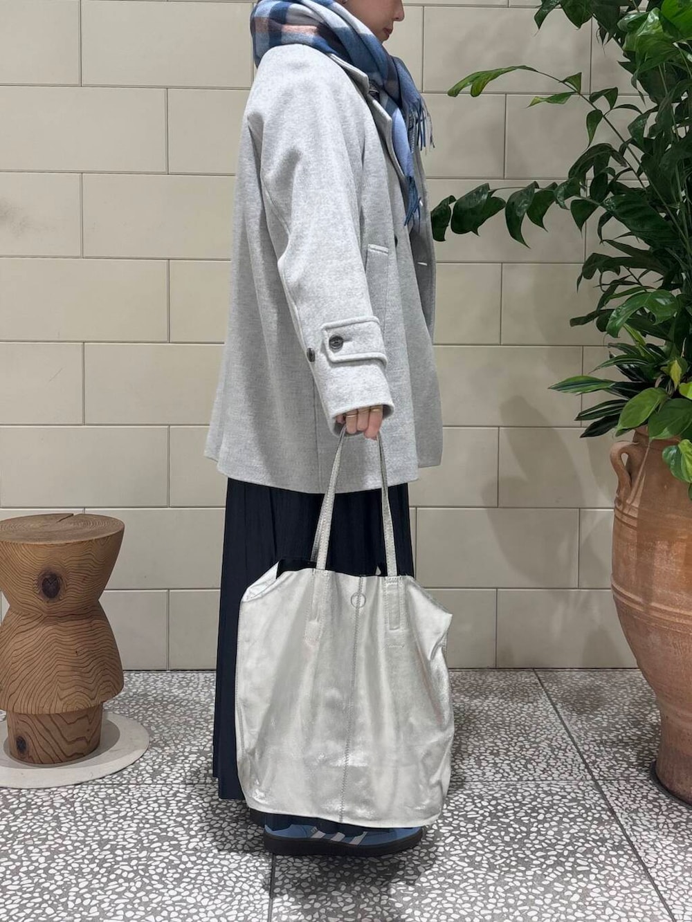 「デートコーデ、URBANRESEARCH、newarrival、ブルベ夏、寒い、骨格ウェーブ、ウェーブ×ブルベ夏、秋から冬へスイッチコーデ、私の推し新作アイテム、ベーシックアイテムで作る最旬コーデ、最旬アウターコーデ」|「URBAN RESEARCHのラメ裏毛スウェット(スウェット、ホワイト系)」を使った、MINAMIさん(レディース・158cm)の秋コーディネートの3枚目の写真
