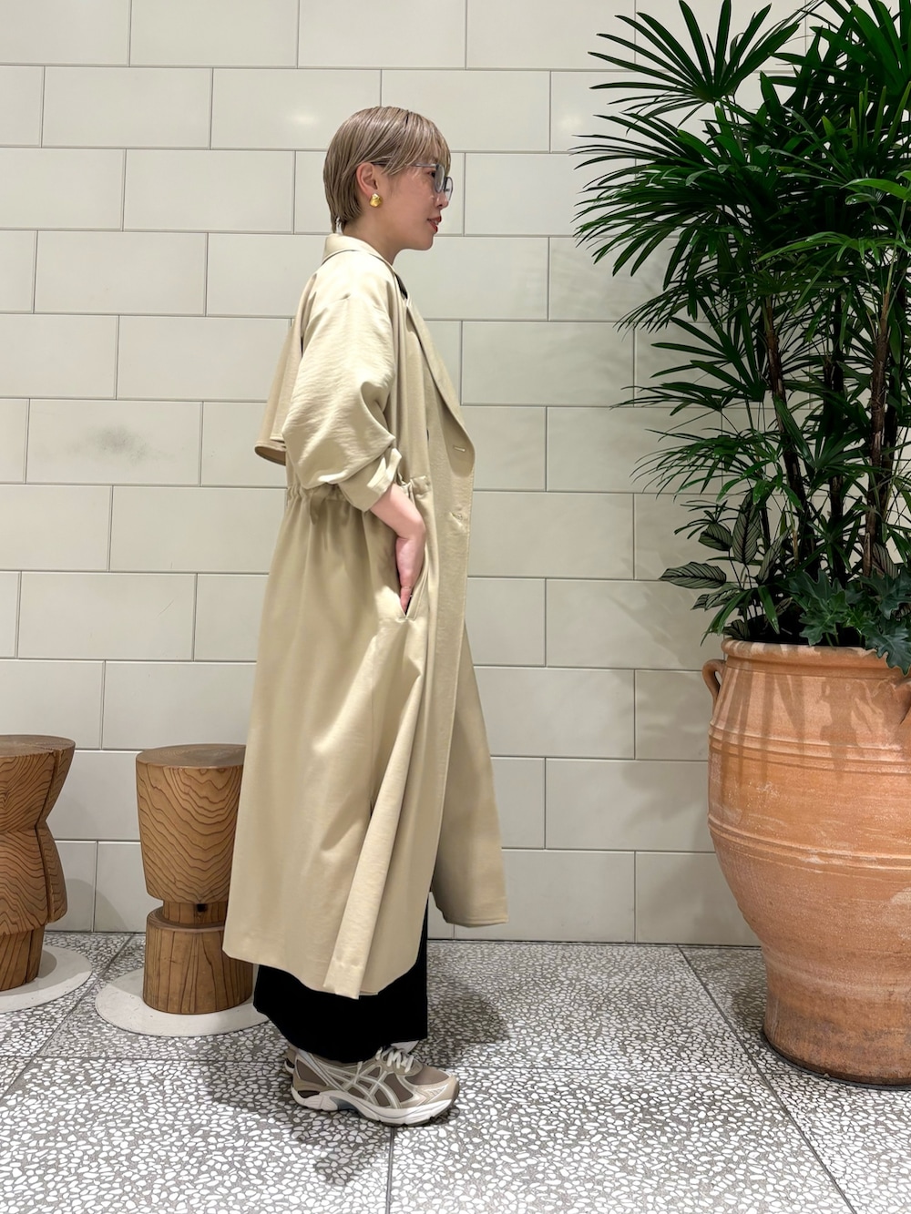 「春のおしゃ見えテクニック、春服みてみて、お出かけコーデ、シンプルコーデ、春アウター、大人カジュアル、春色、休日スタイル」|「URBAN RESEARCHの『一部WEB限定カラー』ドロストトレンチコート(トレンチコート、ベージュ系)」を使った、MINAMIさん(レディース・158cm)の春コーディネートの3枚目の写真