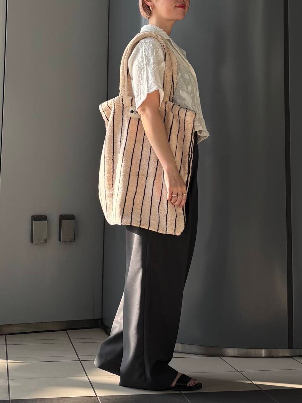 「大人カジュアル、きれいめカジュアル、URBANRESEARCH、シンプルコーデ、サンダル、newarrival、休日スタイル、サンダルコーデ、シアートップス、お出かけコーデ、骨格ウェーブ、ウェーブ×ブルベ夏、私のイチ推しブランド、やや暑い」|「URBAN RESEARCHのSwim URBAN RESEARCH スイム2WAYブラ(水着、グレー系)」を使った、MINAMIさん(レディース・158cm)の春コーディネートの2枚目の写真