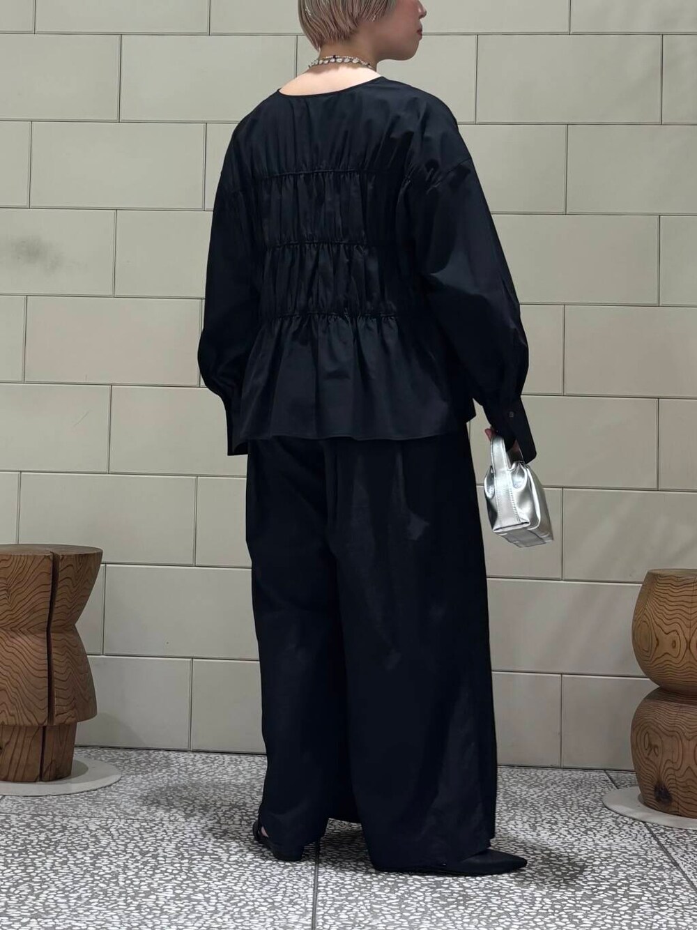 「ワントーンコーデ、大人カジュアル、ワイドパンツ、URBANRESEARCH、newarrival、ブラックコーデ、骨格ウェーブ、ウェーブ×ブルベ夏、ここでしか手に入らない別注アイテム、ブラウスが主役の春コーデ」｜「URBAN RESEARCHの『UR TECH』ギャザーワイドパンツ（その他パンツ、ブラック系）」を使った、MINAMIさん（レディース・158cm）の春コーディネートの4枚目の写真
