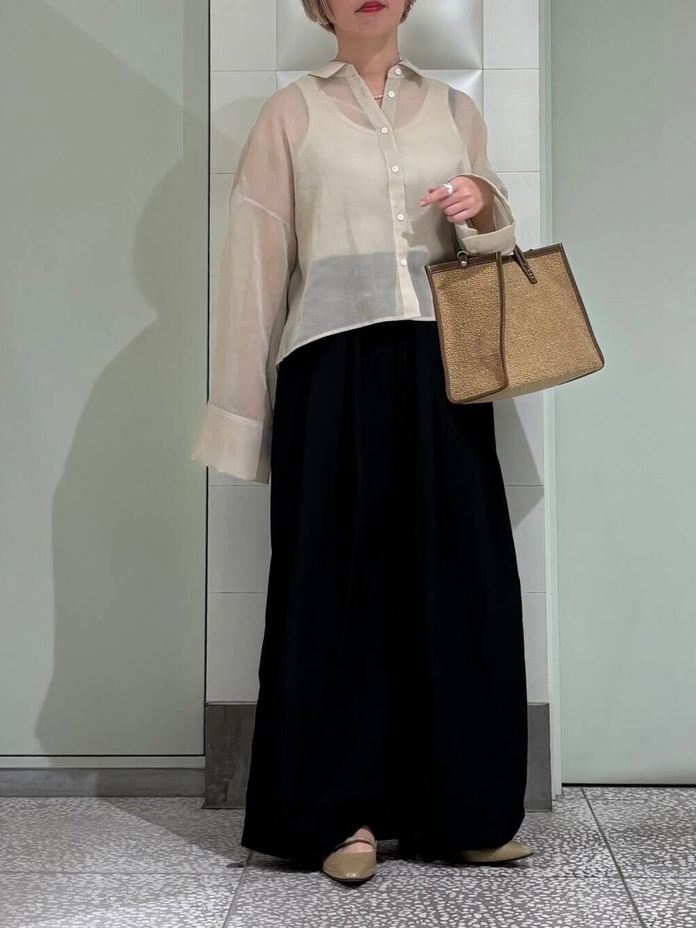 ベージュ系のパンプス、ブラック系のその他パンツ、ベージュ系のシャツ/ブラウスを着用したレディースの春コーディネートの3枚目の写真