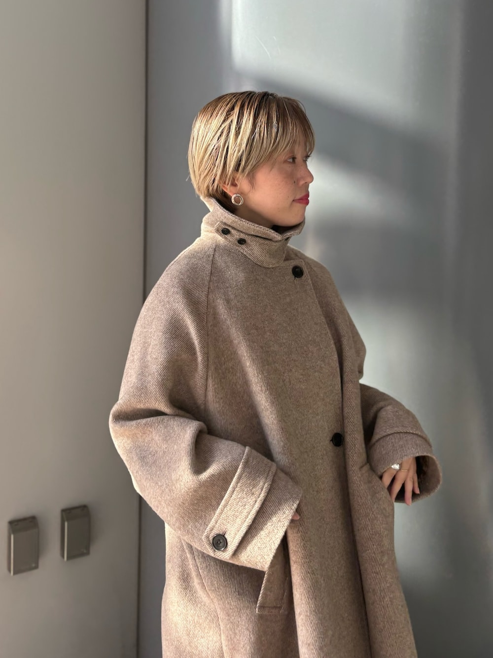 「お出かけコーデ、秋服準備はじめました、休日スタイル、きれいめカジュアル、コートスタイル、ロングコート」｜「URBAN RESEARCHのステンカラーロングコート（ステンカラーコート、ブラウン系）」を使った、MINAMIさん（レディース・158cm）の夏コーディネートの5枚目の写真