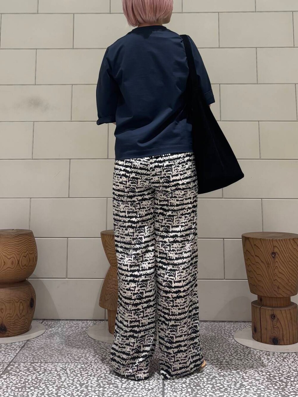 「大人カジュアル、URBANRESEARCH、シンプルコーデ、newarrival、休日スタイル、お出かけコーデ、骨格ウェーブ、ウェーブ×ブルベ夏、洒落見えイージーパンツ×サンダル、夏ルックで気分アップ」|「URBAN RESEARCHの『イージーケア』SPRINTEXプリントイージーパンツ(その他パンツ、その他)」を使った、MINAMIさん(レディース・158cm)の夏コーディネートの3枚目の写真