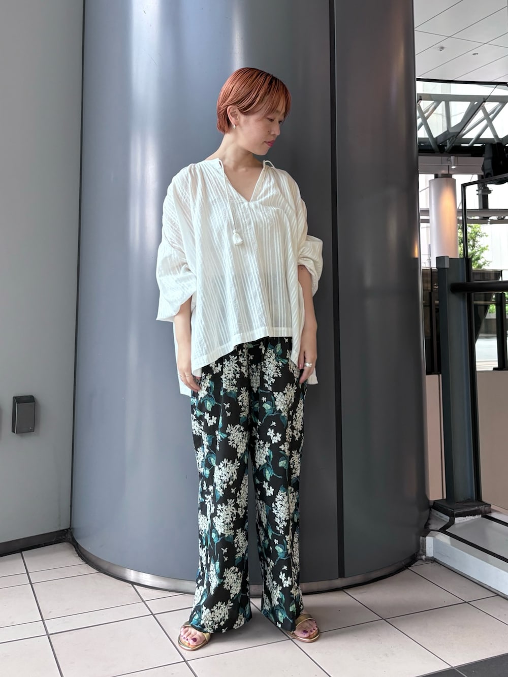「きれいめカジュアル、春夏コーデ、シアートップス、休日スタイル、シンプルコーデ、サンダル」｜「URBAN RESEARCHのラメストライプチュニックブラウス（シャツ/ブラウス、ホワイト系）」を使った、MINAMIさん（レディース・158cm）の春コーディネートの2枚目の写真