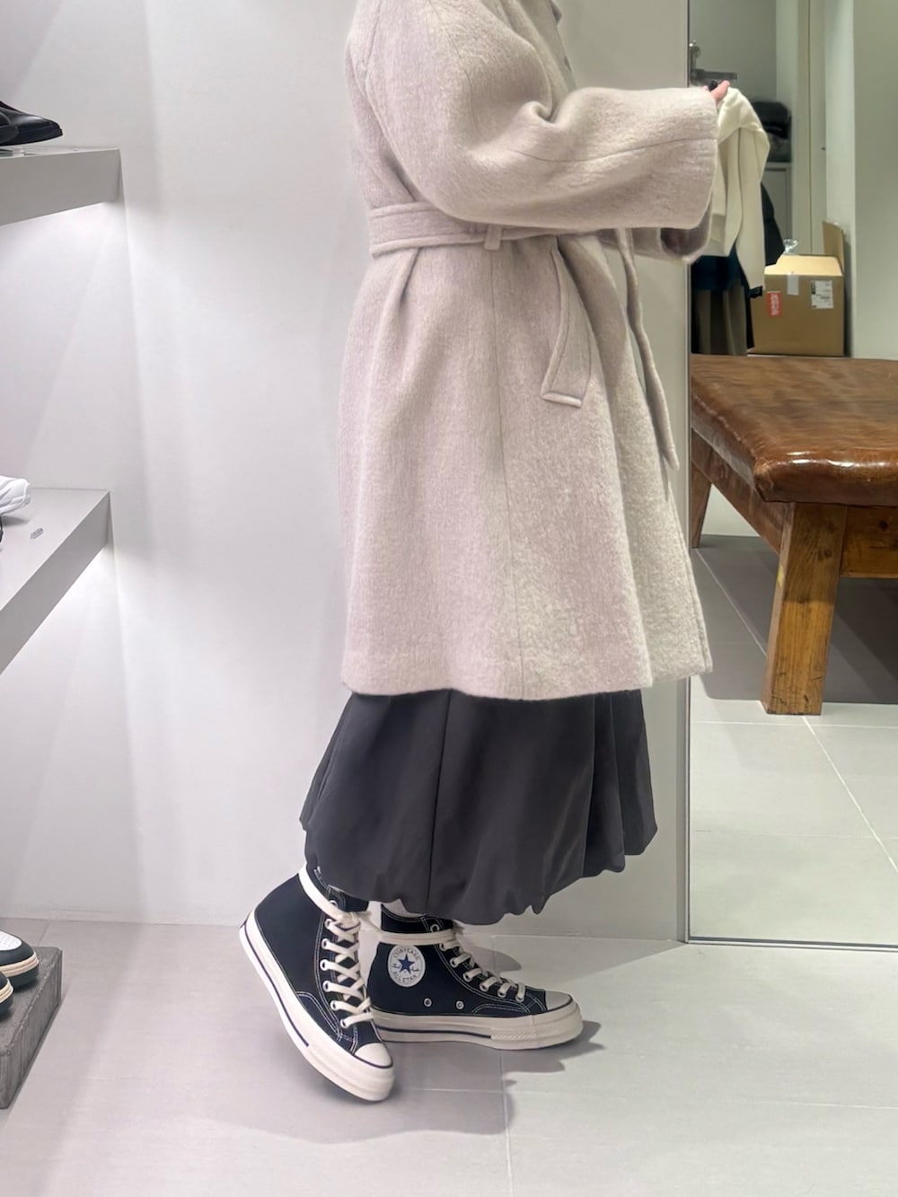 ホワイト系のテーラードジャケット、グレー系のカーディガン/ボレロ、グレー系のスカートを着用したレディースの秋コーディネートの2枚目の写真