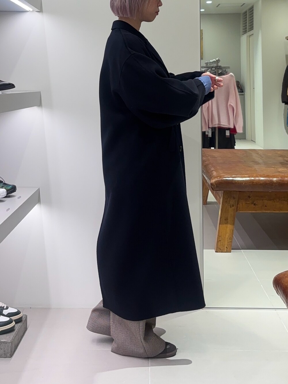 ブルー系のテーラードジャケット、ブルー系のニット/セーター、グレー系のその他パンツを着用したレディースの秋コーディネートの3枚目の写真