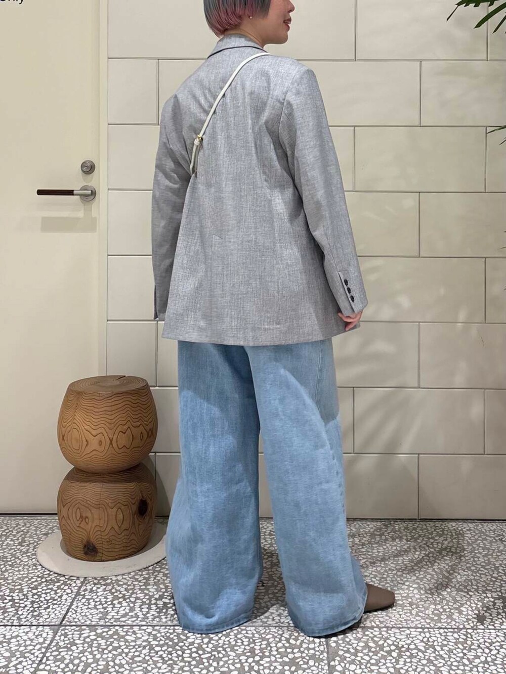 「lee、大人カジュアル、デニム、ワイドパンツ、きれいめカジュアル、URBANRESEARCH、レース、春色、newarrival、休日スタイル、骨格ウェーブ、ウェーブ×ブルベ夏、春アウターコーデ、私のイチ推しブランド、過ごしやすい」|「Leeの『別注』Lee101×URBAN RESEARCH BAGGYPANTS(デニムパンツ、ブルー系)」を使った、MINAMIさん(レディース・158cm)の春コーディネートの4枚目の写真