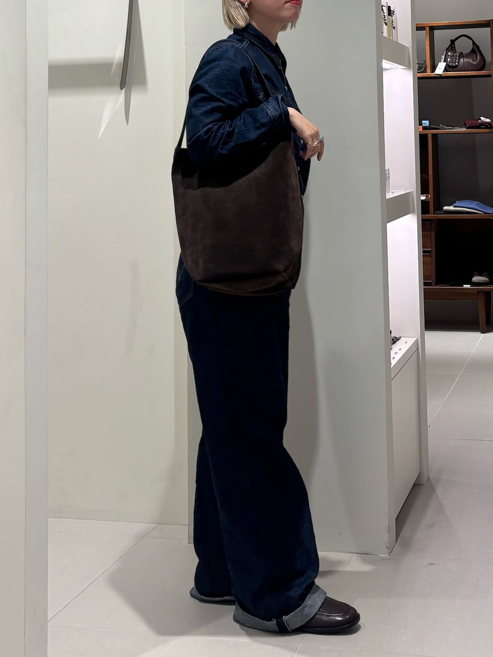 ブルー系のサロペット/オーバーオール、ブラウン系のトートバッグ、ブラウン系のローファーを着用したレディースの秋コーディネートの2枚目の写真