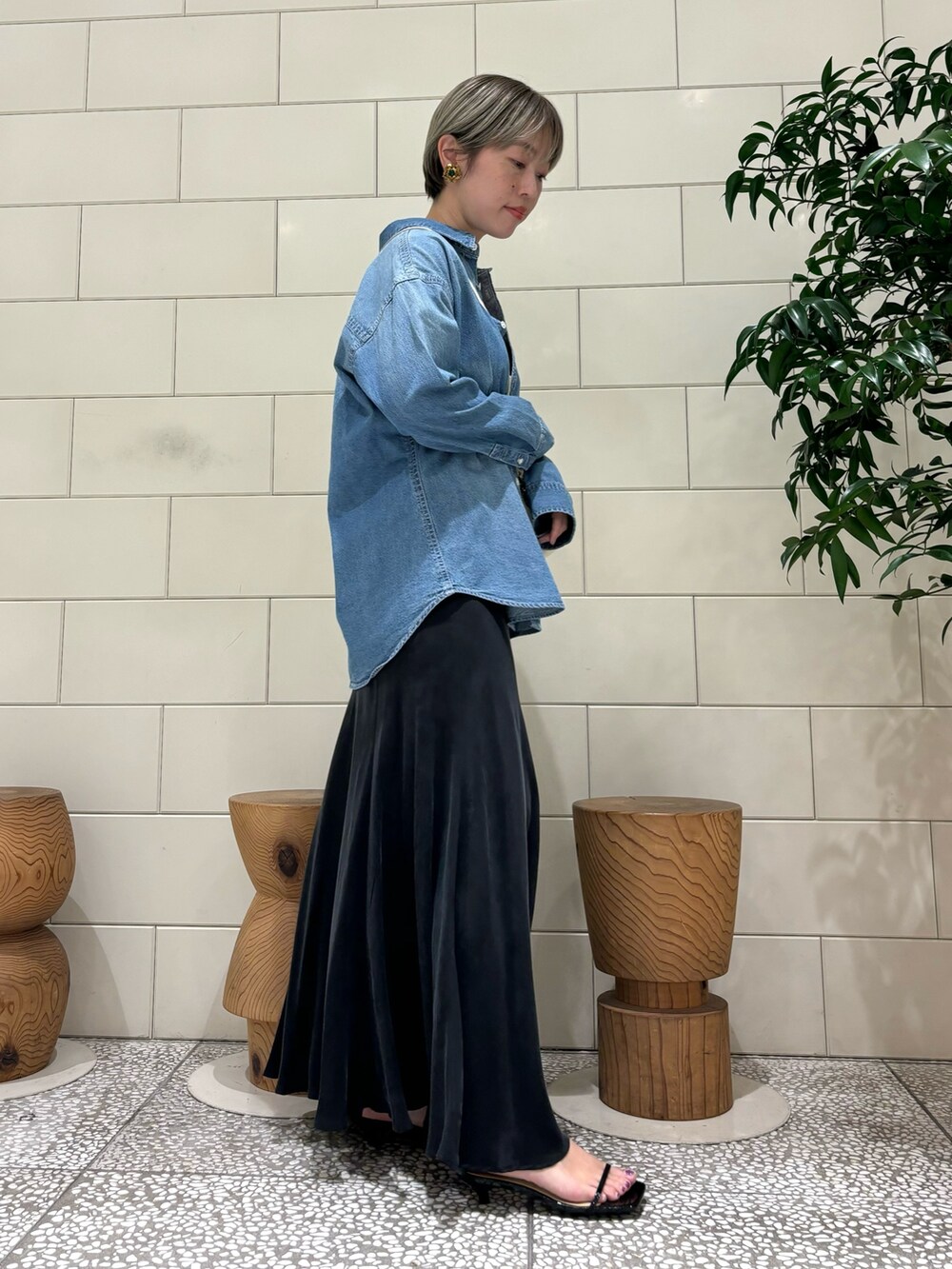 「休日スタイル、きれいめカジュアル、ショルダーバッグ、デニム、お出かけコーデ」｜「URBAN RESEARCHのライトデニムシャツ（Tシャツ/カットソー、ブルー系）」を使った、MINAMIさん（レディース・158cm）の夏コーディネートの2枚目の写真
