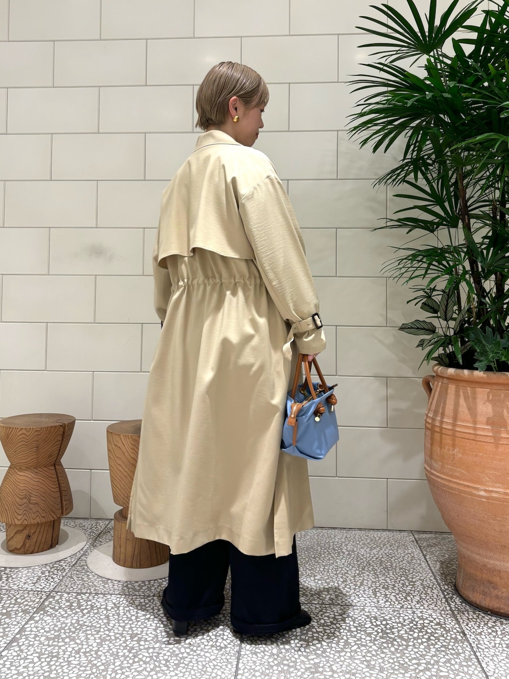 「春のおしゃ見えテクニック、春服みてみて、お出かけコーデ、シンプルコーデ、大人カジュアル、春アウター、ローファー」｜「URBAN RESEARCHの『一部WEB限定カラー』ドロストトレンチコート（トレンチコート、ベージュ系）」を使った、MINAMIさん（レディース・158cm）の春コーディネートの3枚目の写真