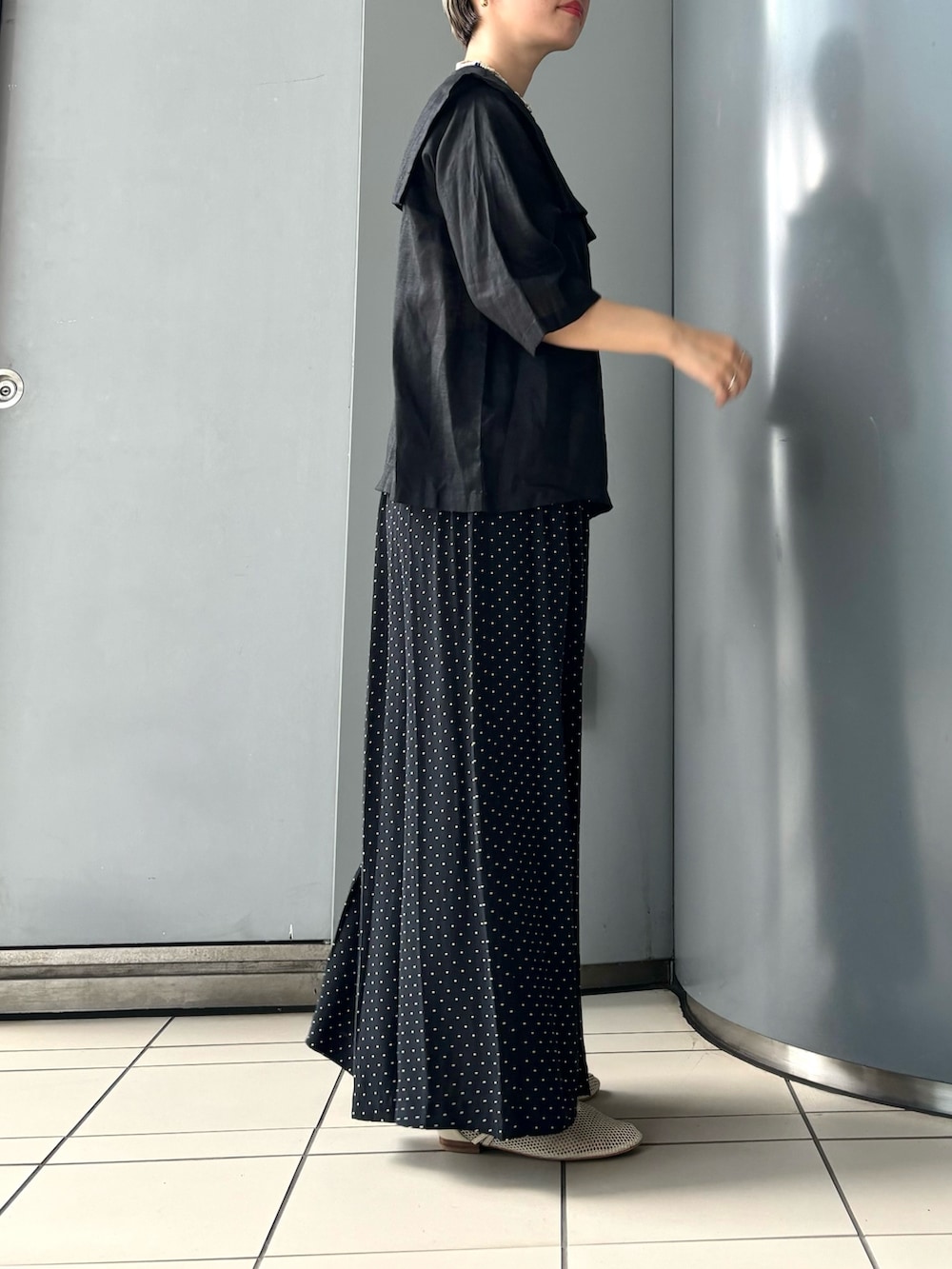 「休日スタイル、おしゃ見えテクニック、ブラックコーデ、リネン、シンプル、リラックススタイル」｜「かぐれのビッグカラー2WAYブラウス（シャツ/ブラウス、ブラック系）」を使った、MINAMIさん（レディース・158cm）の夏コーディネートの3枚目の写真