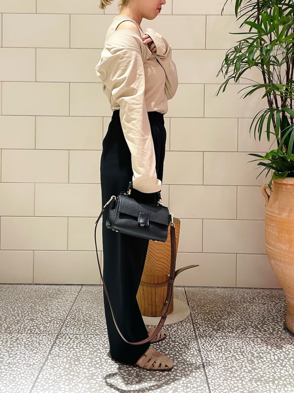 MINAMIさんの「イージーセミワイドツータックスラックス（URBAN RESEARCH ROSSO）」を使ったコーディネートの2枚目の写真