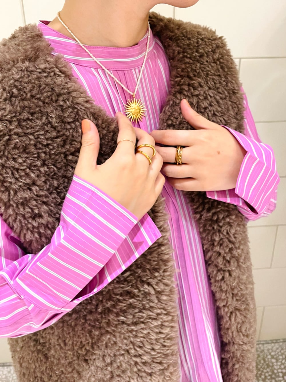 「シンプル、秋色、秋服準備はじめました、デニム、シャツスタイル、バギーパンツ、ボア、ベスト、Coming soon…、リング、ミュール、大人カジュアル」|「URBAN RESEARCH ROSSOのバックスリットピンタックチュニックシャツ(シャツ/ブラウス、その他)」を使った、MINAMIさん(レディース・158cm)の夏コーディネートの4枚目の写真