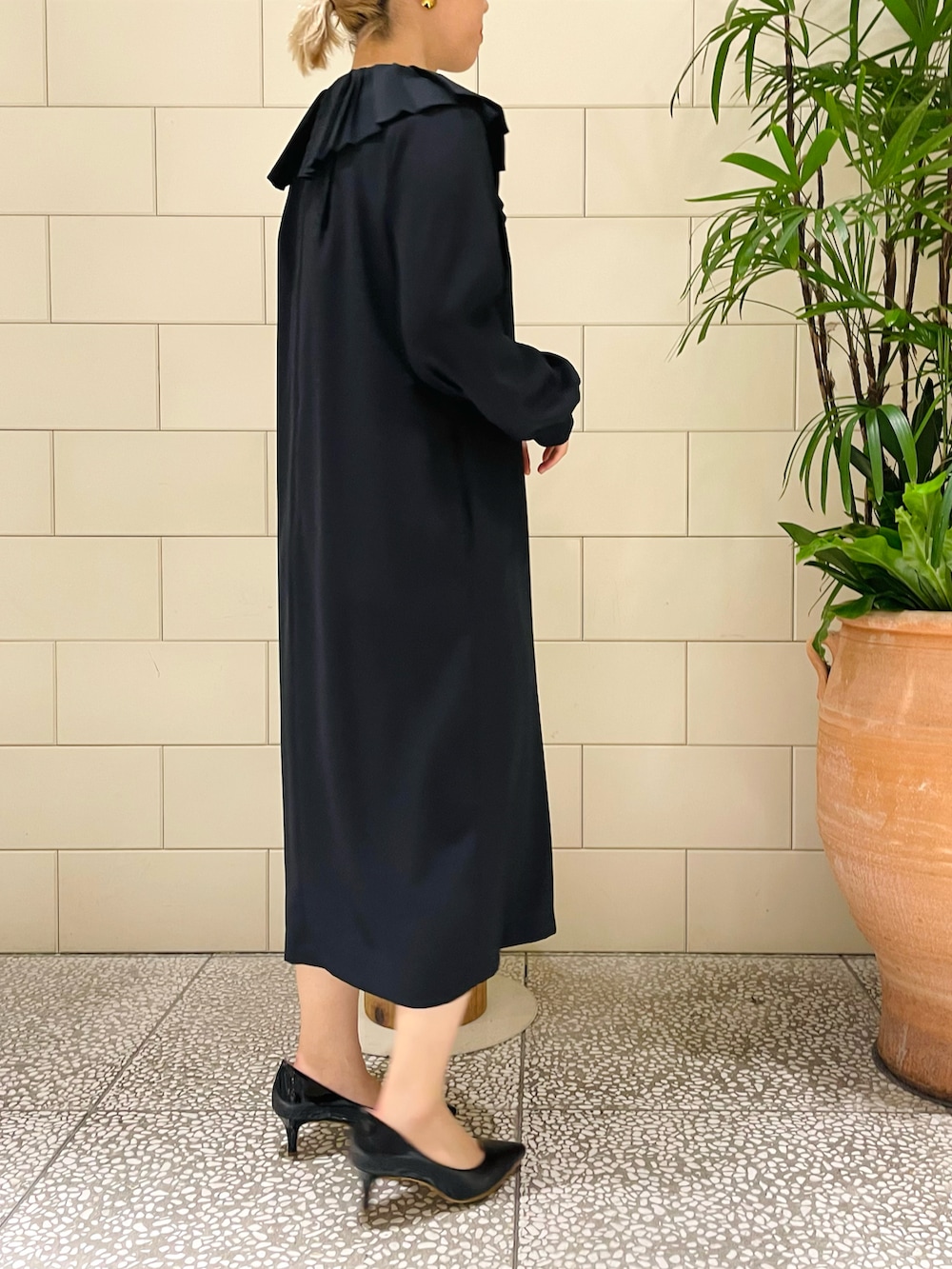 「ほめられ本命コーデ、フォーマル、２ＷＡＹ、結婚式、結婚式二次会スタイル、ブラック、ブラックコーデ、パンプス」｜「URBAN RESEARCHのアイテム（ワンピース/ドレス、ブラック系）」を使った、MINAMIさん（レディース・158cm）の冬コーディネートの2枚目の写真