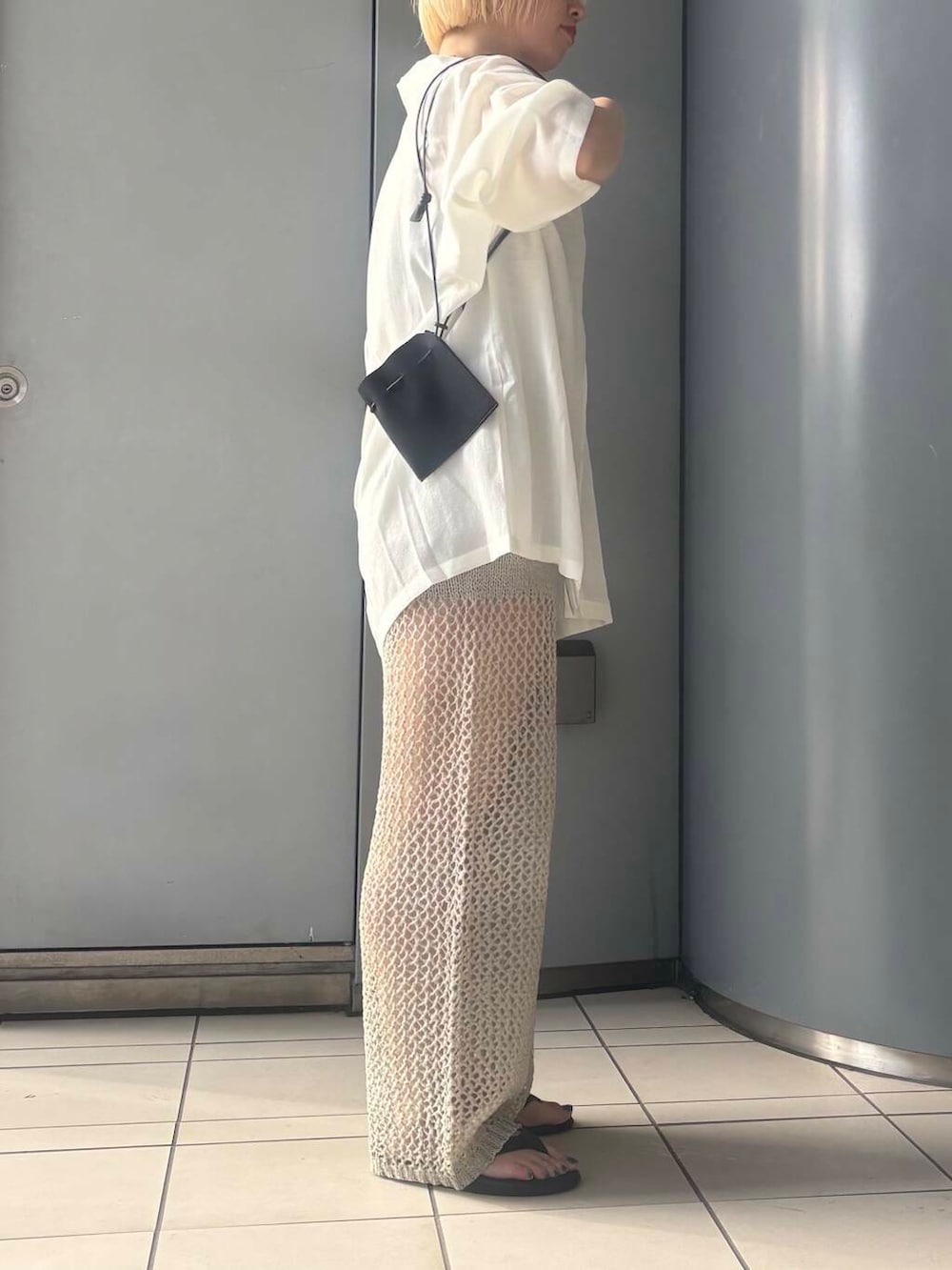 「大人カジュアル、きれいめカジュアル、URBANRESEARCH、シンプルコーデ、パンツ、newarrival、骨格ウェーブ、ウェーブ×ブルベ夏、夏ルックで気分アップ」｜「URBAN RESEARCHのハーフスリーブシアーワイドシャツ（シャツ/ブラウス、ホワイト系）」を使った、MINAMIさん（レディース・158cm）の夏コーディネートの2枚目の写真