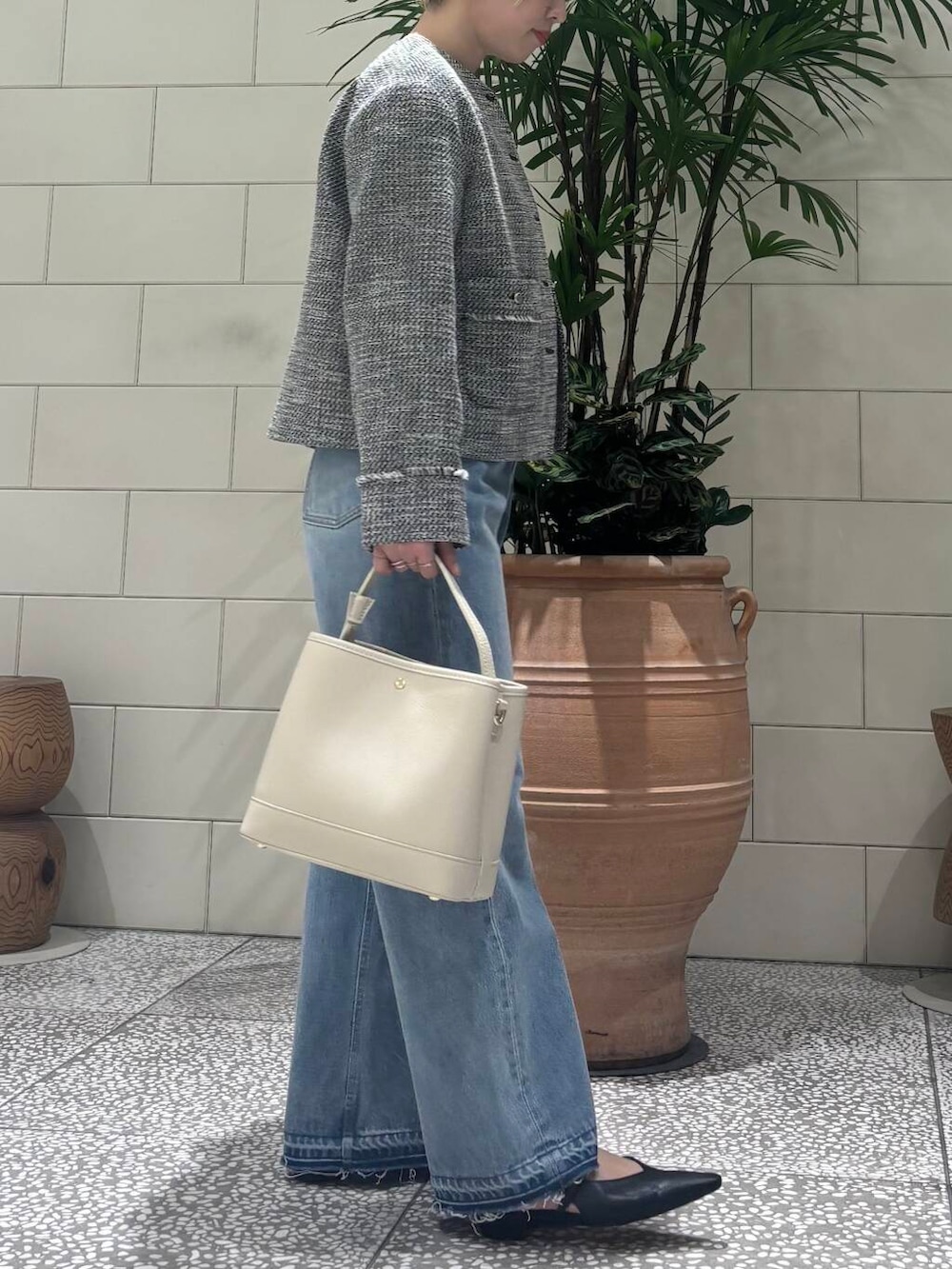 「大人カジュアル、デニムスタイル、URBANRESEARCH、newarrival、骨格ウェーブ、ウェーブ×ブルベ夏、やや寒い、春のジャケットスタイル、おでかけコーデ、パンツスタイル、春先取り、大人かわいい、ジャケットコーデ、デニムコーデ」｜「URBAN RESEARCHのダメージワイドデニムパンツ（デニムパンツ、ブルー系）」を使った、MINAMIさん（レディース・158cm）の冬コーディネートの2枚目の写真