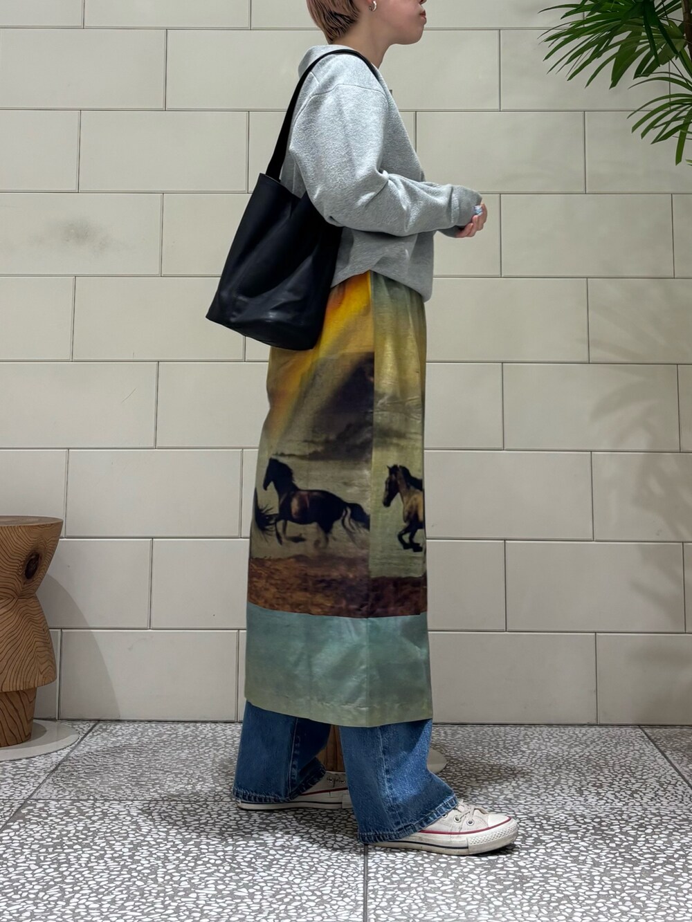 グレー系のニット/セーター、ブルー系のデニムパンツ、その他のその他を着用したレディースの冬コーディネートの2枚目の写真