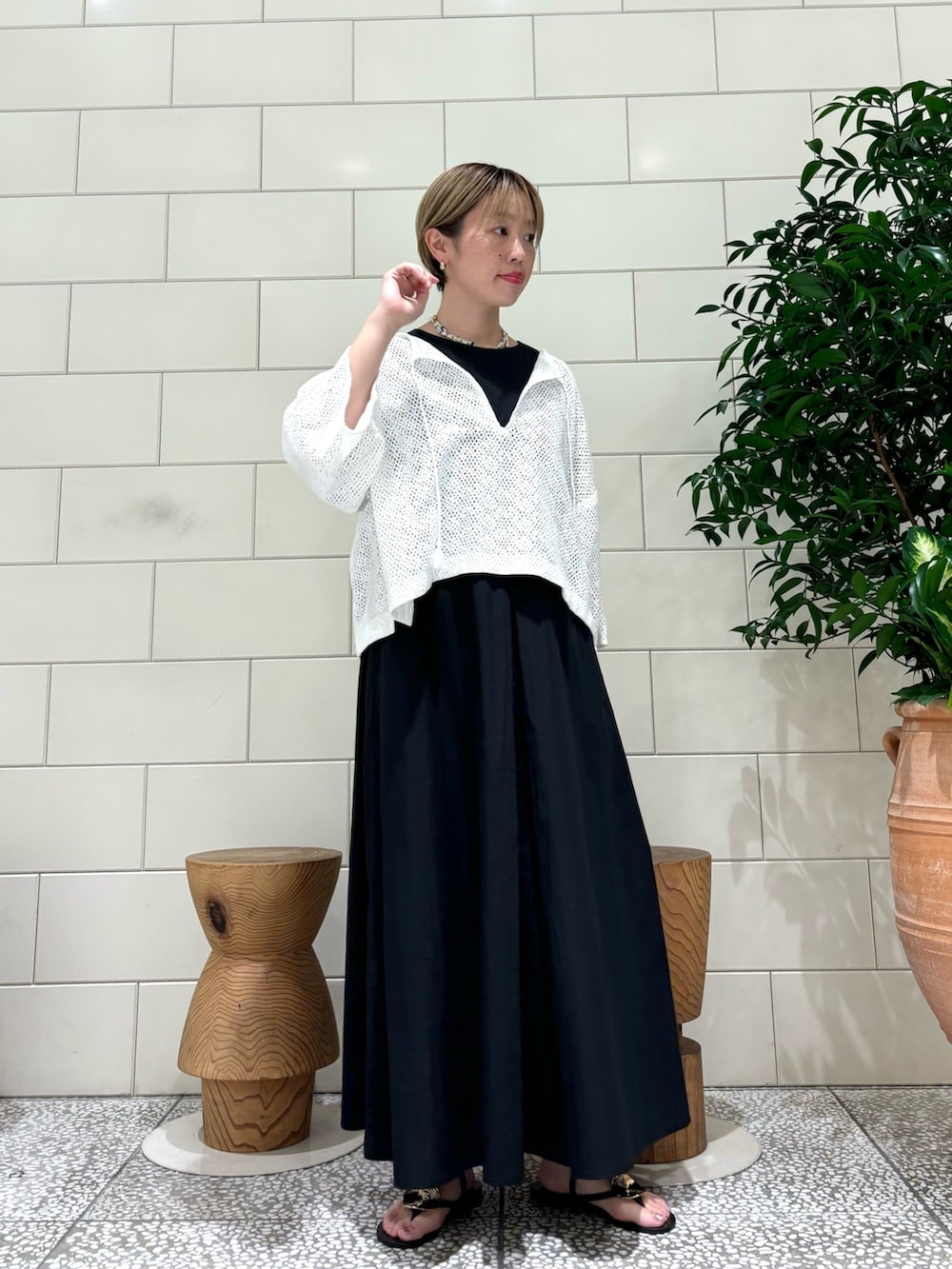 「レイヤードスタイル、プチプラ、きれいめカジュアル、夏コーデ、ワンピース、サンダル、大人カジュアルコーデ」｜「URBAN RESEARCHのインドコットンレースブラウス（シャツ/ブラウス、ホワイト系）」を使った、MINAMIさん（レディース・158cm）の夏コーディネートの3枚目の写真