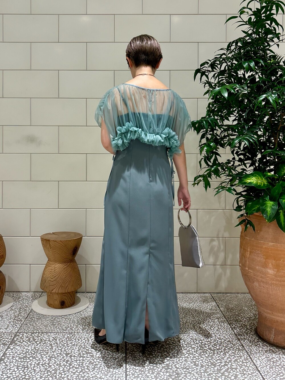 「キャミワンピ、シアートップス、ドレス、結婚式、お呼ばれスタイル」|「URBAN RESEARCH ROSSO WOMENのリングハンドルビジューバッグ(ハンドバッグ、シルバー系)」を使った、MINAMIさん(レディース・158cm)の秋コーディネートの3枚目の写真