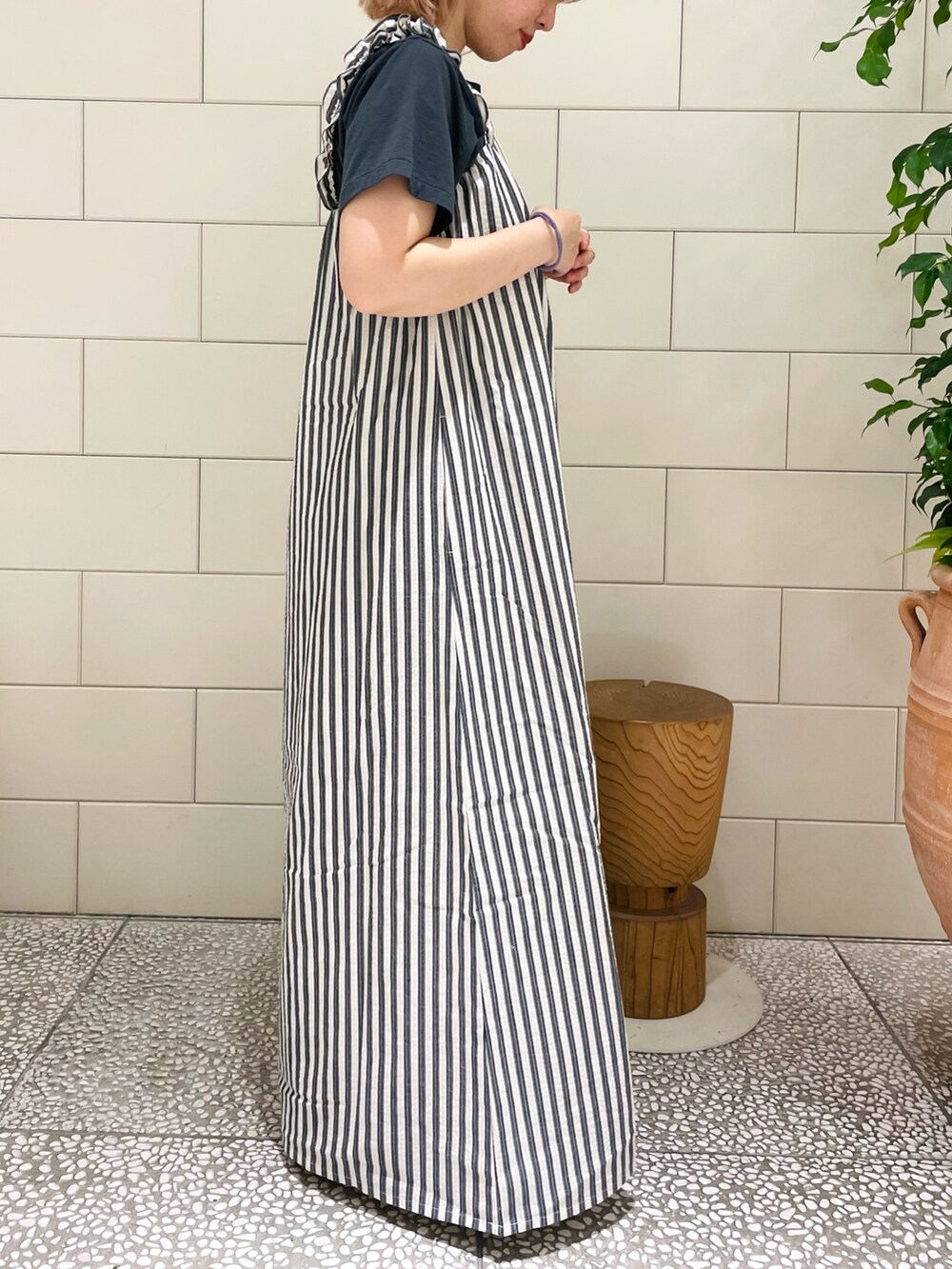 ブラウン系のサンダル、ホワイト系のショルダーバッグ、グリーン系のTシャツ/カットソーを着用したレディースの春コーディネートの2枚目の写真