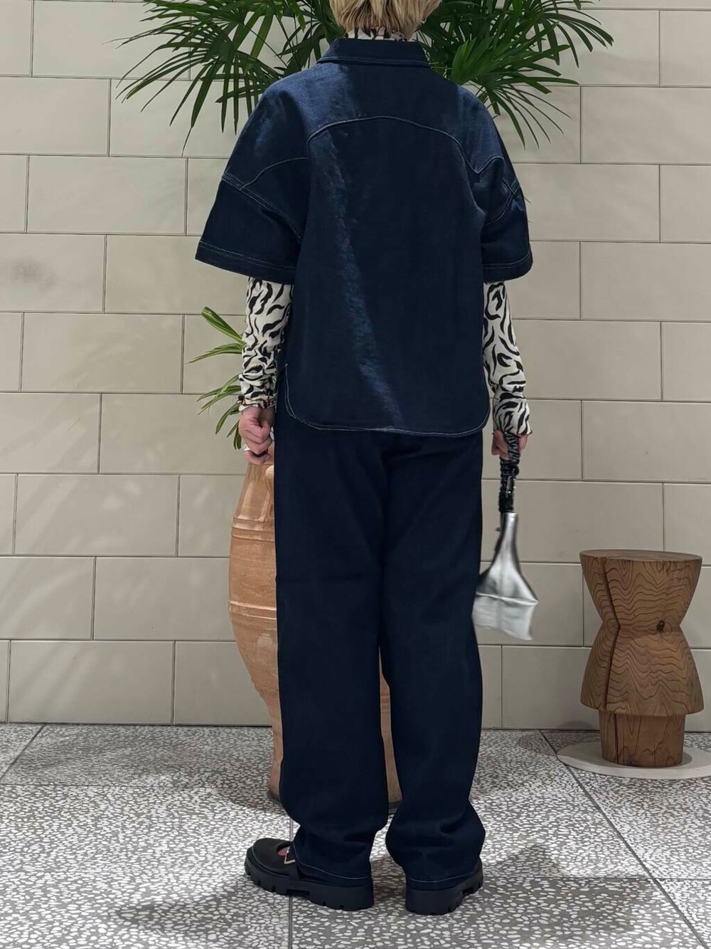 ブルー系のシャツ/ブラウス、ブラック系のTシャツ/カットソーを着用したレディースの冬コーディネートの3枚目の写真