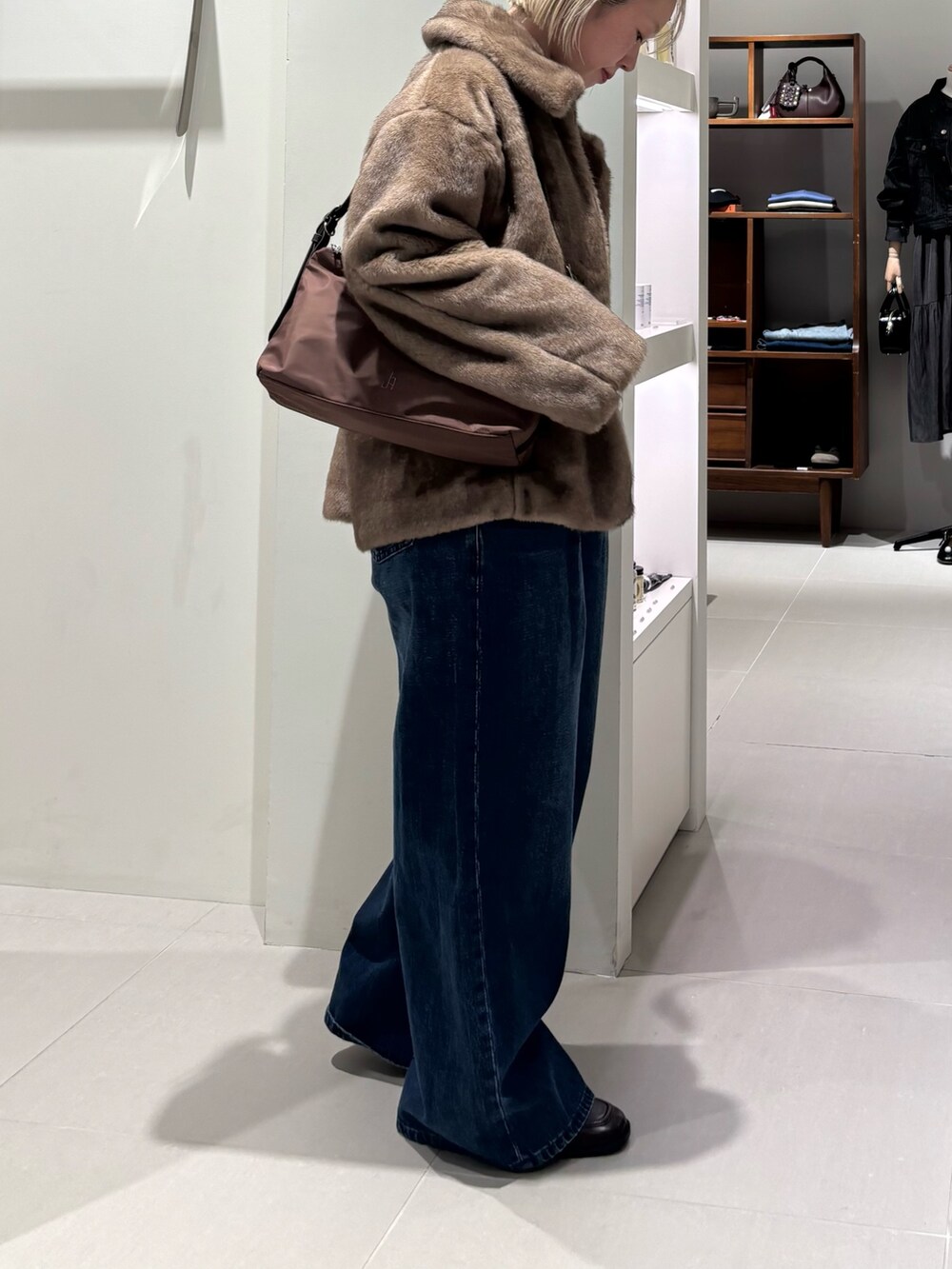 ブラック系のTシャツ/カットソー、ベージュ系のブルゾン、ブラウン系のその他トップスを着用したレディースの秋コーディネートの3枚目の写真