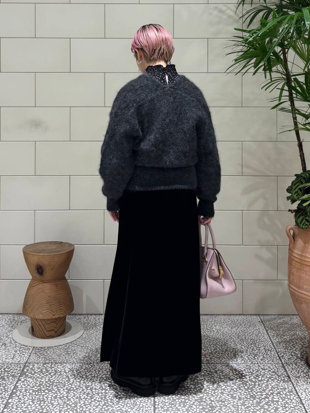 ブラック系のスカート、グレー系のカーディガン/ボレロ、ブラック系のシャツ/ブラウスを着用したレディースの冬コーディネートの3枚目の写真