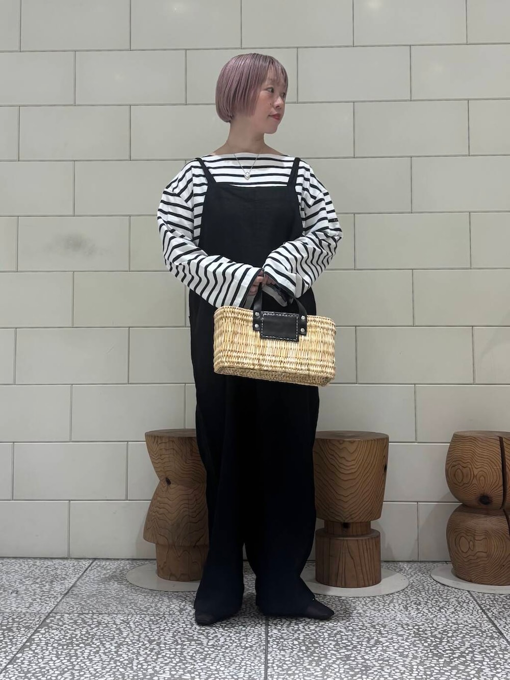 「大人カジュアル、URBANRESEARCH、シンプルコーデ、サロペット、リネン、かごバッグ、newarrival、休日スタイル、旅行コーデ、骨格ウェーブ、ウェーブ×ブルベ夏、ここでしか手に入らない別注アイテム、私のイチ推しブランド、初夏のお出掛けコーデ」|「Le Minorの『別注』Le minor×UR Border cropped T-shirts(Tシャツ/カットソー、ブルー系)」を使った、MINAMIさん(レディース・158cm)の春コーディネートの4枚目の写真