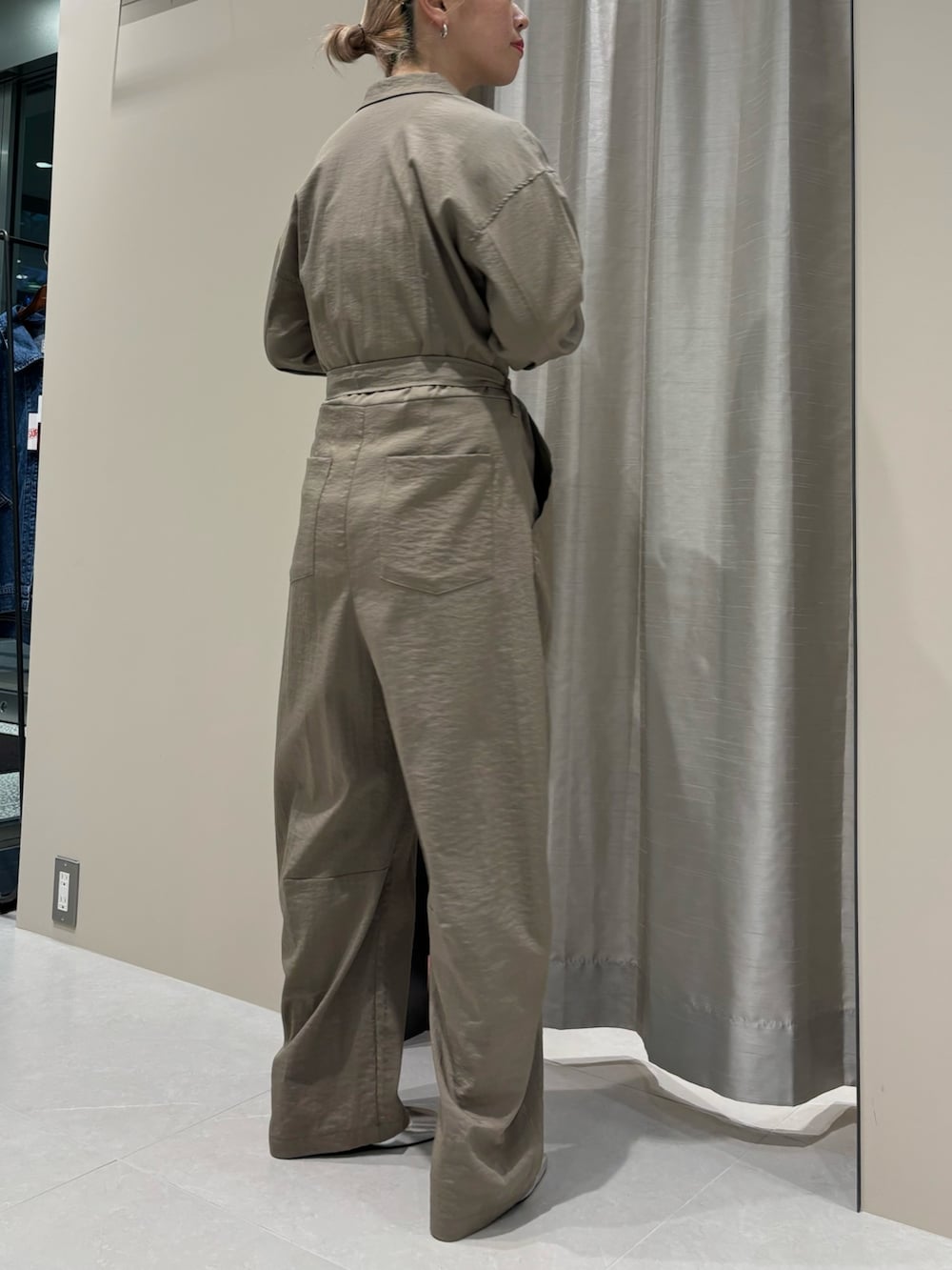「春のおしゃ見えテクニック、春服みてみて、お出かけコーデ、シンプルコーデ、大人カジュアル、オールインワン、カジュアルコーデ、楽チンコーデ」｜「HAKUJIのHAKUJI Twist cotton bra OS cami（キャミソール、ブラック系）」を使った、MINAMIさん（レディース・158cm）の春コーディネートの2枚目の写真