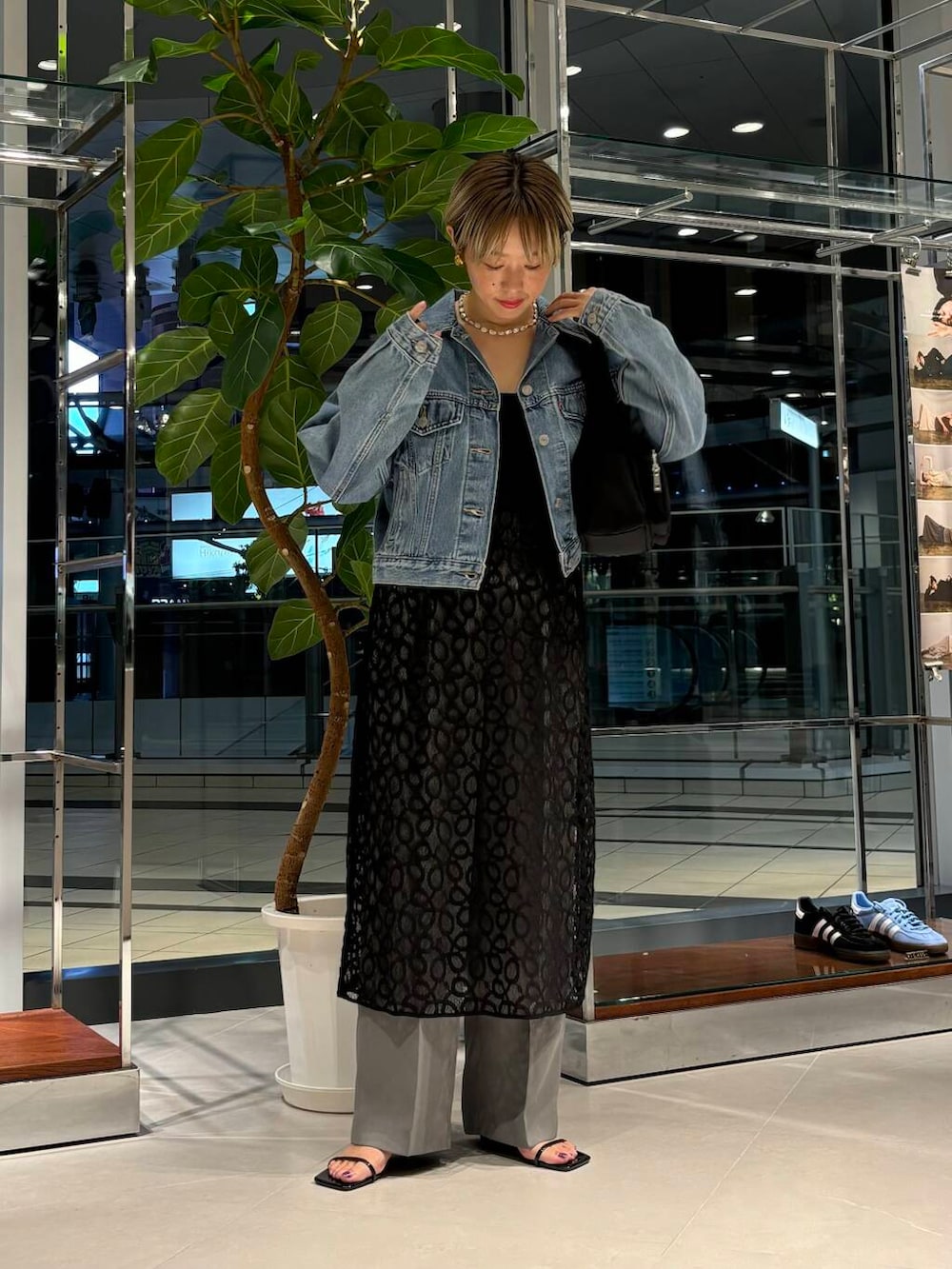 「URBANRESEARCH、newarrival、レイヤードコーデ、ブルベ夏、骨格ウェーブ、ウェーブ×ブルベ夏、盛夏から晩夏へスイッチコーデ、ワンピが主役のコーデ、ウェーブ×カジュアル、ウェーブ×着やせ、即着デニムコーデ、私の推し新作アイテム」|「URBAN RESEARCHのダブルクロスキュプラパンツ(その他パンツ、グレー系)」を使った、MINAMIさん(レディース・158cm)の夏コーディネートの2枚目の写真