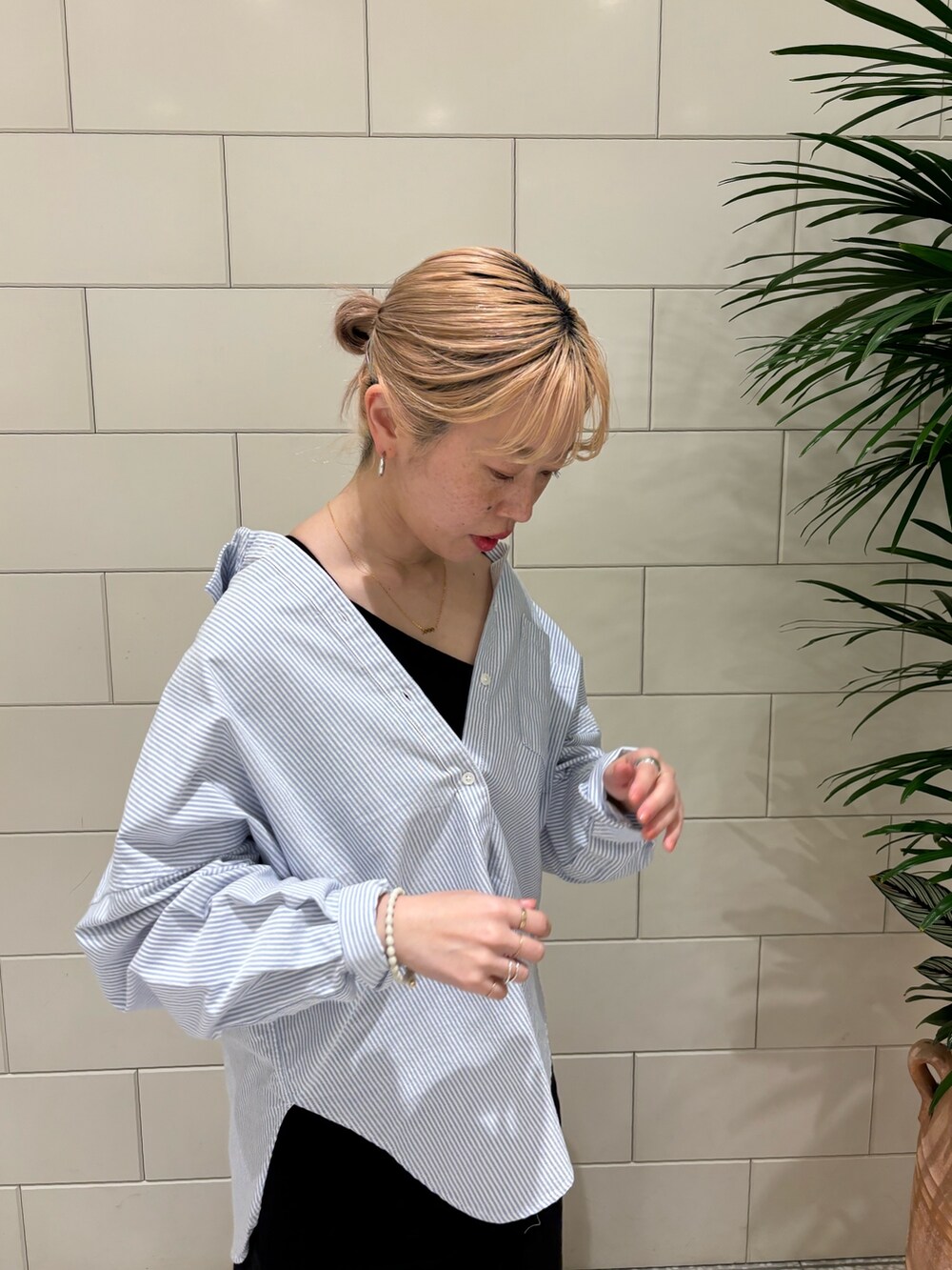 「春のおしゃ見えテクニック、春コーデ、春服みてみて、お出かけコーデ、シンプルコーデ、大人カジュアル、スカート、シャツスタイル」｜「URBAN RESEARCHのオックスオーバーシャツ（シャツ/ブラウス、その他）」を使った、MINAMIさん（レディース・158cm）の春コーディネートの4枚目の写真