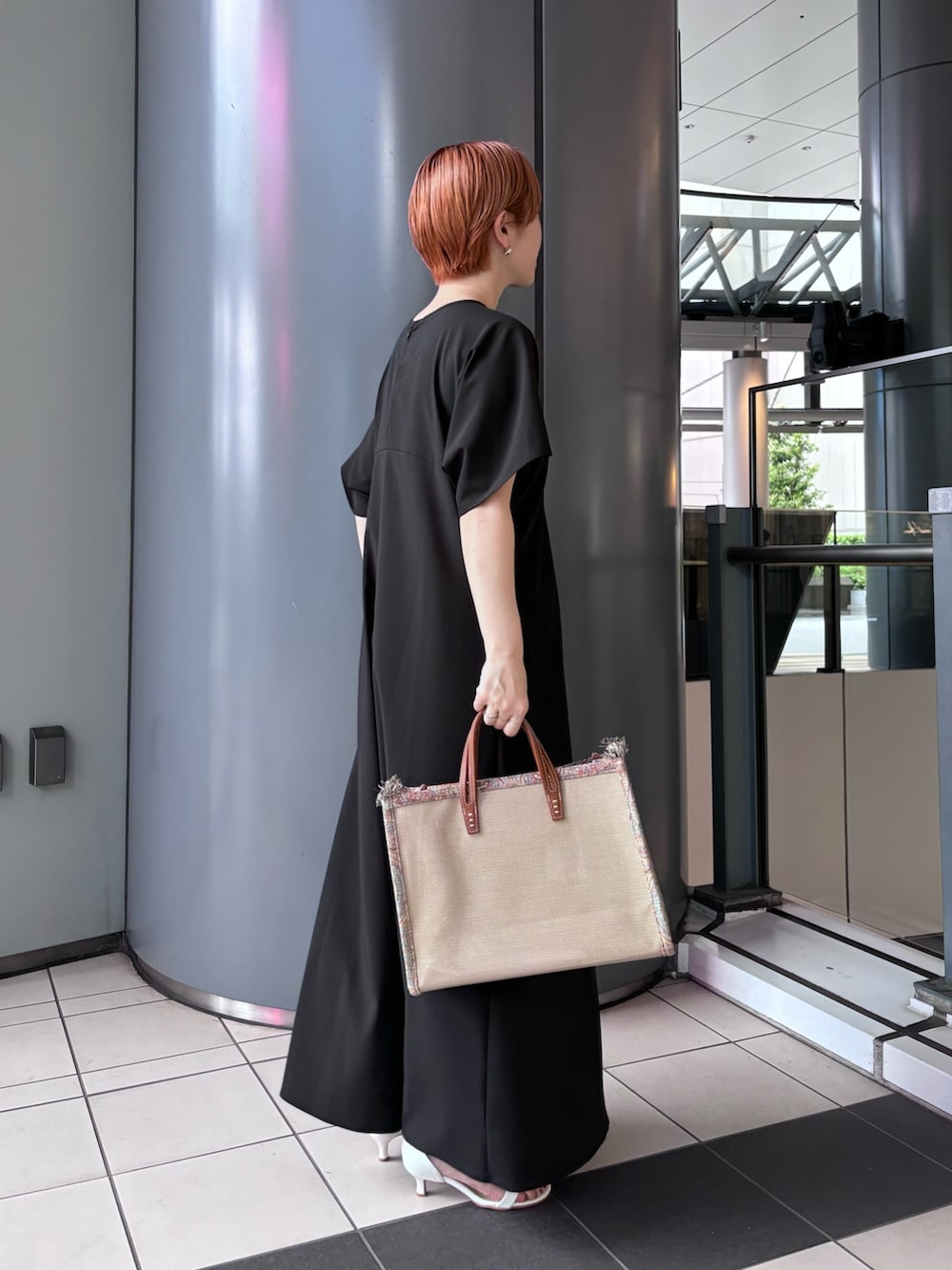 「デートコーデ、きれいめカジュアル、ワンピース、シンプルコーデ、お出かけコーデ、ブラックコーデ」｜「URBAN RESEARCHのTRフレアワンピース（ワンピース、ブラック系）」を使った、MINAMIさん（レディース・158cm）の春コーディネートの2枚目の写真