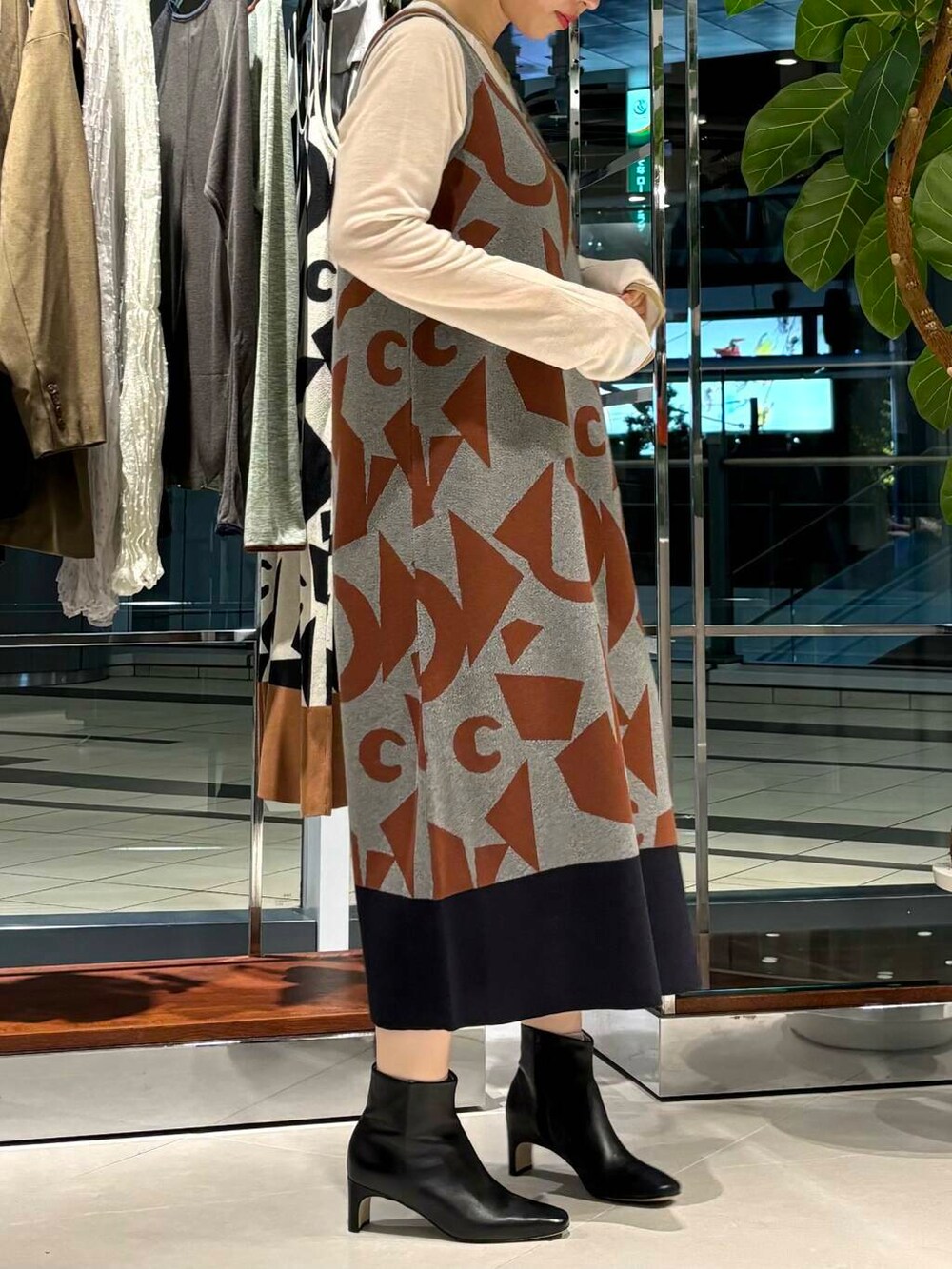 「URBANRESEARCH、newarrival、ブルベ夏、骨格ウェーブ、ウェーブ×ブルベ夏、盛夏から晩夏へスイッチコーデ、ワンピが主役のコーデ、ウェーブ×カジュアル、ウェーブ×着やせ、私の推し新作アイテム、先取り秋カラーコーデ」｜「LAATOのover jacket（その他アウター、ブラウン系）」を使った、MINAMIさん（レディース・158cm）の夏コーディネートの3枚目の写真