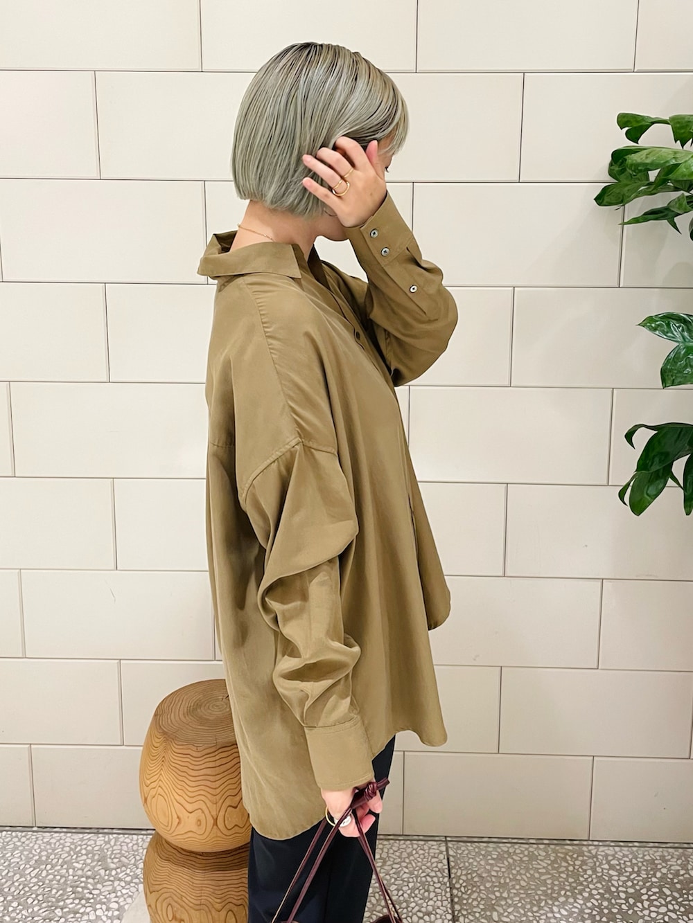 「シンプル、ラクチンコーデ、パンツスタイル、大人カジュアル、秋服準備はじめました、ベイカーパンツ、レザーバッグ」｜「URBAN RESEARCHのソフトオーバーシャツ（シャツ/ブラウス、グリーン系）」を使った、MINAMIさん（レディース・158cm）の夏コーディネートの2枚目の写真
