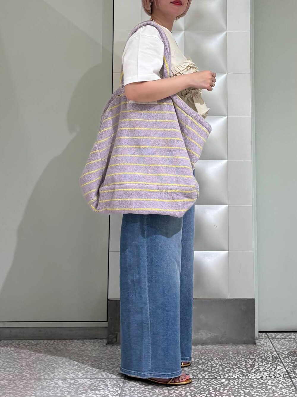 「大人カジュアル、きれいめカジュアル、URBANRESEARCH、トートバッグ、newarrival、休日スタイル、サンダルコーデ、淡色コーデ、骨格ウェーブ、ウェーブ×ブルベ夏、夏の涼しげパンツコーデ」｜「URBAN RESEARCHの綿麻デニムイージーパンツ（デニムパンツ、ブルー系）」を使った、MINAMIさん（レディース・158cm）の夏コーディネートの2枚目の写真