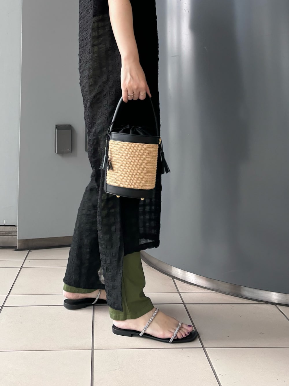 「モノトーン、きれいめカジュアル、シンプルコーデ、レイヤードスタイル、シアートップス、ワンピース」｜「RITA ROWのアイテム（ワンピース/ドレス、ブラック系）」を使った、MINAMIさん（レディース・158cm）の春コーディネートの2枚目の写真