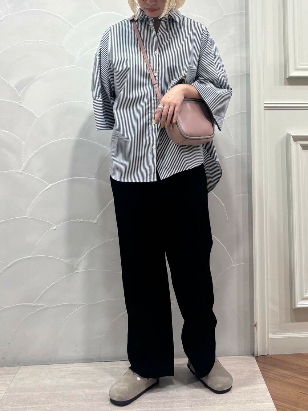 ピンク系のショルダーバッグ、ベージュ系のサンダル、ブラック系のその他パンツを着用したレディースの夏コーディネートの2枚目の写真