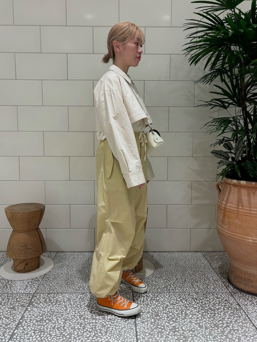「春のおしゃ見えテクニック、スポーツミックス、春コーデ、春服みてみて、ストリート、パステルカラー、大人カジュアル、スニーカー」｜「LAATOのdenim pocket jacket（カバーオール、ホワイト系）」を使った、MINAMIさん（レディース・158cm）の春コーディネートの2枚目の写真
