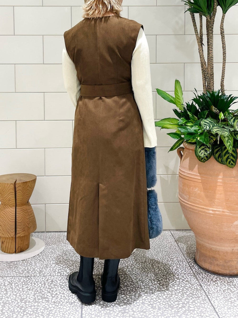 「秋服まるっと大公開、秋コーデ、お出かけコーデ、ワンピース、シンプルコーデ、きれいめカジュアル、ニットコーデ、ブラウン」｜「URBAN RESEARCH ROSSO WOMENのコンパクトリブニット（ニット/セーター、ホワイト系）」を使った、MINAMIさん（レディース・158cm）の秋コーディネートの3枚目の写真