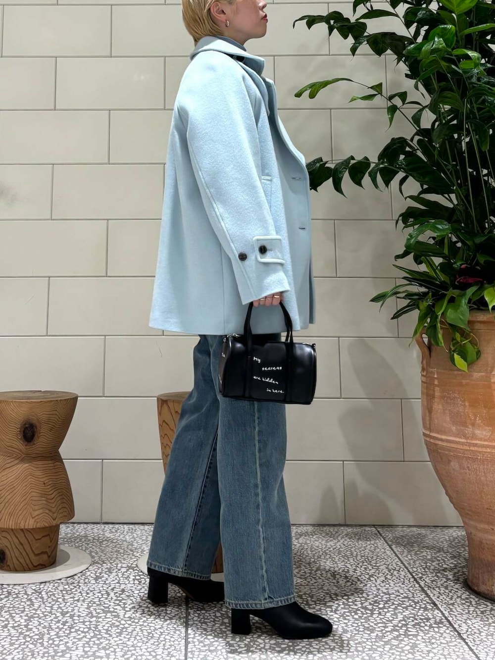 「デートコーデ、URBANRESEARCH、newarrival、ブルベ夏、寒い、骨格ウェーブ、機能性素材urtech、ウェーブ×ブルベ夏、秋から冬へスイッチコーデ、骨格ウェーブ×パンツ、私の推し新作アイテム、スウェットで楽しむカジュアルコーデ、ベーシックアイテムで作る最旬コーデ、最旬アウターコーデ、イチ推しアウター×ウェーブ」｜「URBAN RESEARCHのスーパー100メルトンPコート（ピーコート、ブルー系）」を使った、MINAMIさん（レディース・158cm）の秋コーディネートの3枚目の写真